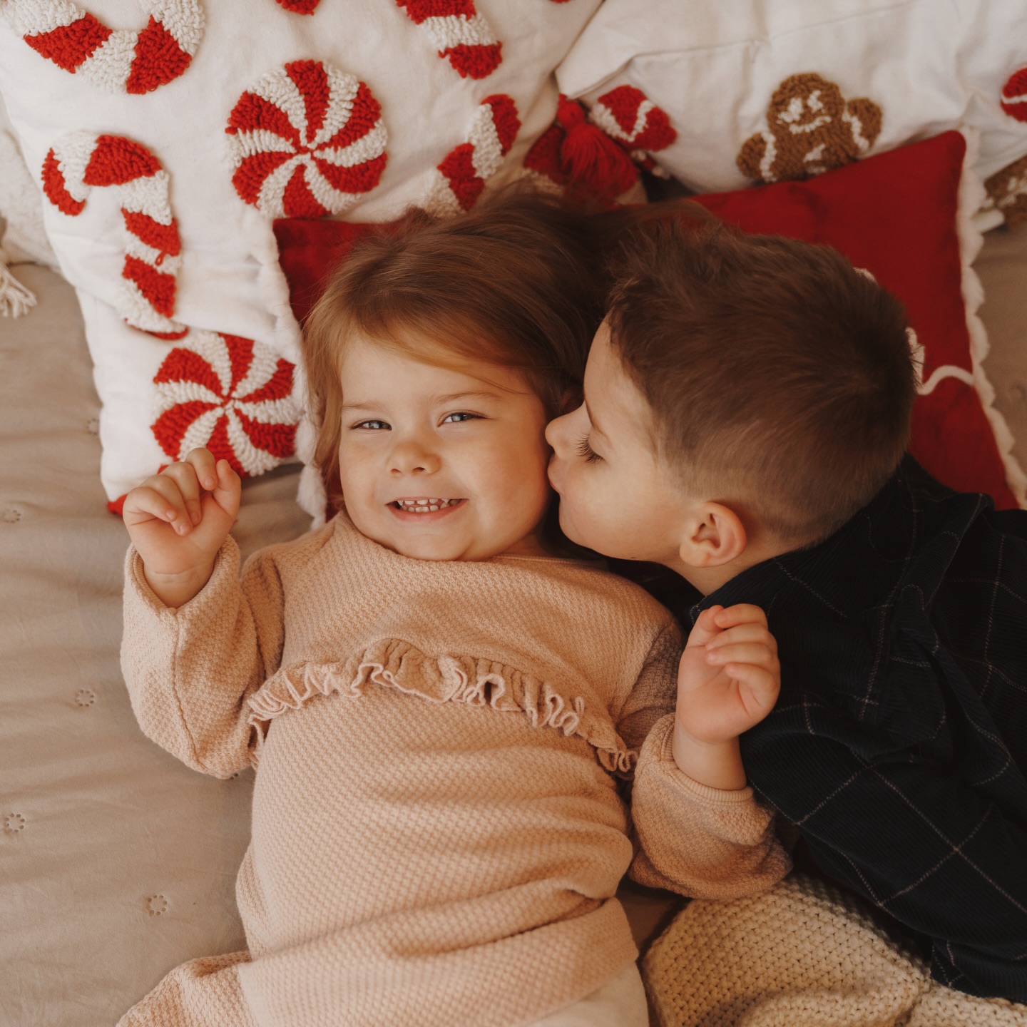 Kleine Hände, großes Glück.
Weihnachten erinnert uns daran, wie wertvoll diese leisen Momente sind –
gemeinsam lachen, zusammen wachsen und füreinander da sein. 🎄🤍
#christmas #weihnachten #weihnachtsfotos #minishooting