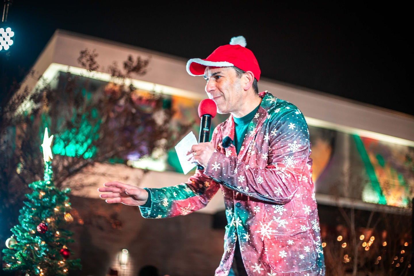 Emceeing tree lighting and looking sharp doing it at @westfieldscenter. Love sharing the stage with Santa and watching the joy on the kids’ faces. Happy holidays to all.
