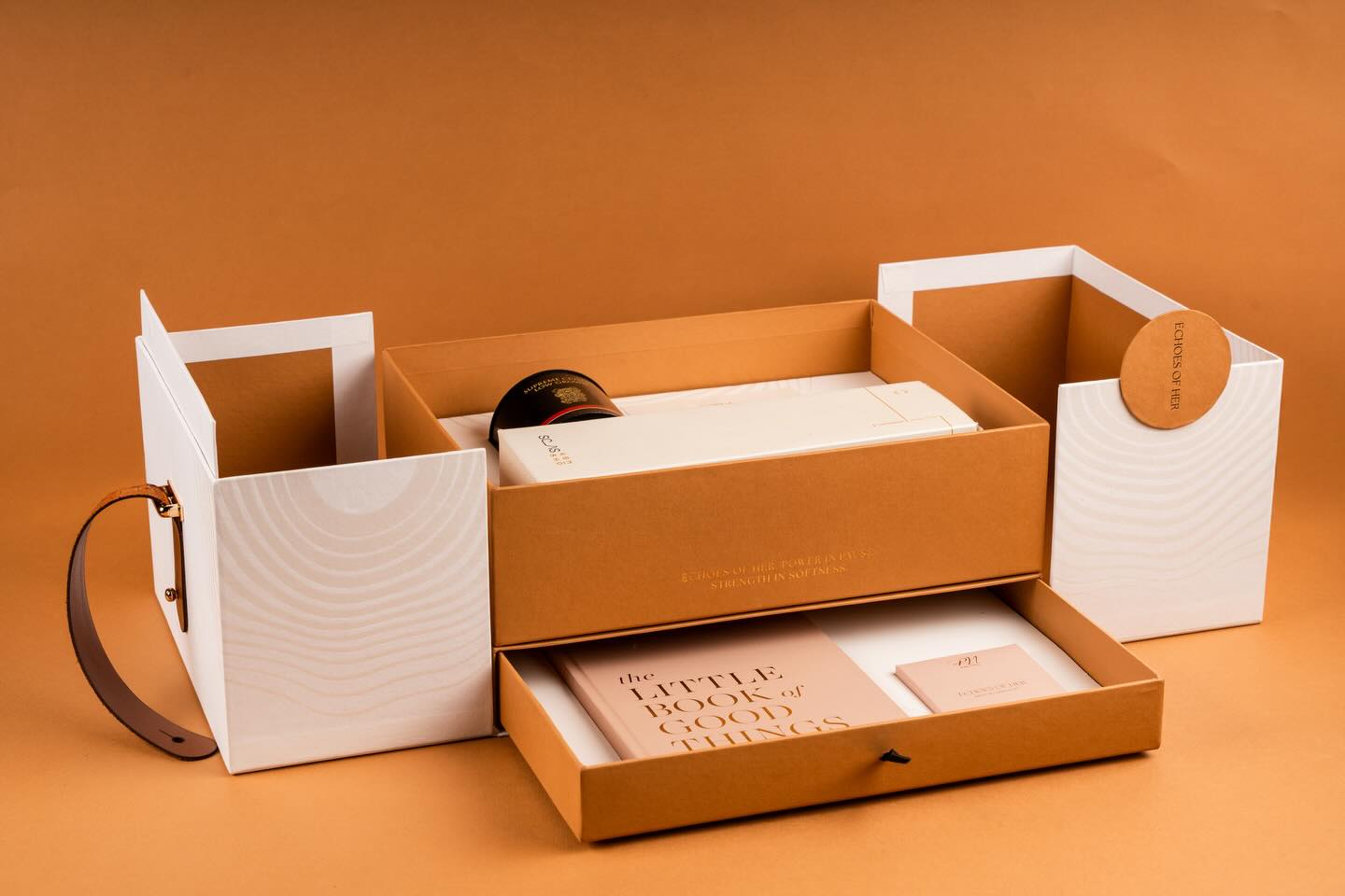 “Echoes of Her — a celebration of feminine beauty and its lasting impact.
Every detail crafted with intention, from genuine leather handles to thoughtfully curated essentials inside. Because her beauty doesn’t fade… it resonates.”.
.
A project by: @flarepr
Client: @sol.theclinic @dr.reemnouman
Design and production: @whiteyard.co
Photography: @minaashraf_photography
.
Giveaways:
Reed diffuser: @kenshocare
Notebook: @thewriteconcept
Tea: @teafarerteas.eg