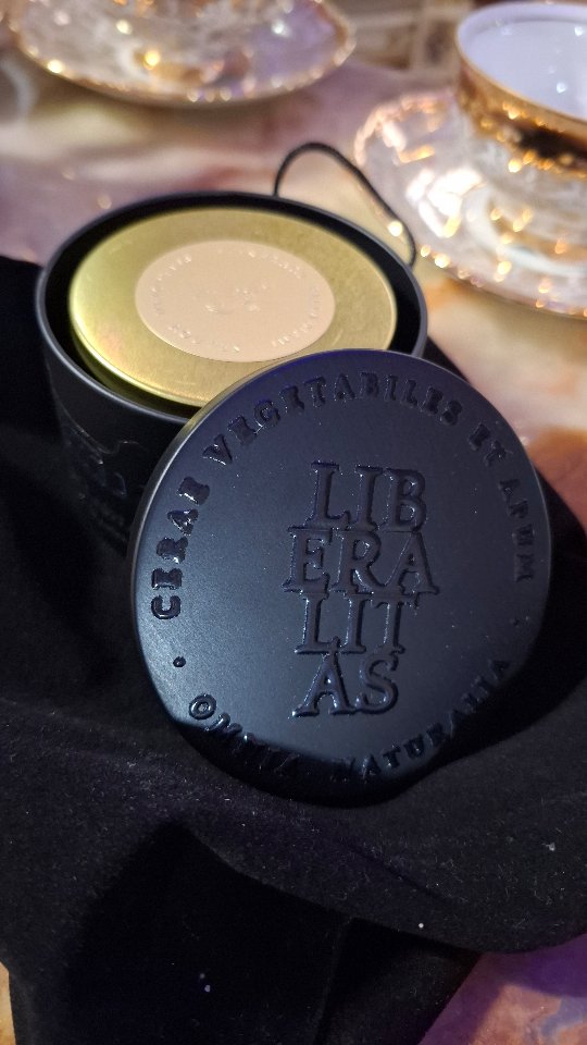 Essentiae Villae Palladianae
Abbiamo distillato l'essenza di Villa di Maser, per noi associata a Liberalitá, e proseguiremo nel tempo con altre Ville Palladiane, tentando di estrarne i genii loci entro un blend di cere vegetali e d'api.
Una luce fresca che si schiude, un cuore che unisce grazia e abbondanza, e una profonditá calma che lo sostiene pazientemente.
Cosí respira Liberalitas: come un dono che si apre e si posa, lasciando nell'aria la limpida misura di ció che rimane.
Essentiae Villae Palladianae
We have distilled the essence of Villa di Maser, which we associate with Liberalitá, and we will continue over time with other Palladian Villas, attempting to extract their genii loci within a blend of vegetable and beeswaxes
A fresh light unfolds, a heart that unites grace and abundance, and a calm depth that patiently sustains it.
This is how Liberalitas breathes: like a gift that opens and settles, leaving in the air the clear measure of what remains.
#palladianroutes #palladian #palladianvillas #villepalladiane #villadimaser #palladianische #andreapalladio #essences #essentiaevillaepalladianae #palladiansociety #vicenza #vicenzacentro #vicenzacentrostorico