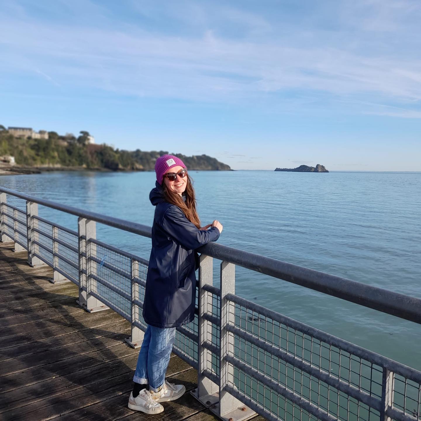 2025: liste de ses mots, moments, leçons
Rituel, aller dehors, les couleurs du ciel à toutes les saisons, pleurer devant la beauté de la simplicité, être là juste là, se dire que c’est ok de ralentir en automne (même si ça a été la période la plus intense), la beauté de la Bretagne tout le temps, univers, se rappeler que novembre et janvier sont trop intenses, et que février et décembre adoucissent, la magie du silence et le chant du monde, l’horizon jamais trop beau, méditer, (se) dire des mots qui rassurent/portent/soutiennent/félicitent, étoiles filantes, s’asseoir ensemble face à la mer sans rien dire, jouer au ping pong dans un salon trop petit (et perdre très souvent), prendre des nouvelles aussi souvent que possible, aimer, chanter Dalida, porter des espaces où chacun peut être sans crainte, marcher dans la même direction et apprécier chaque pas
Et toujours aller voir ce que la vie nous réserve 🤍🌟