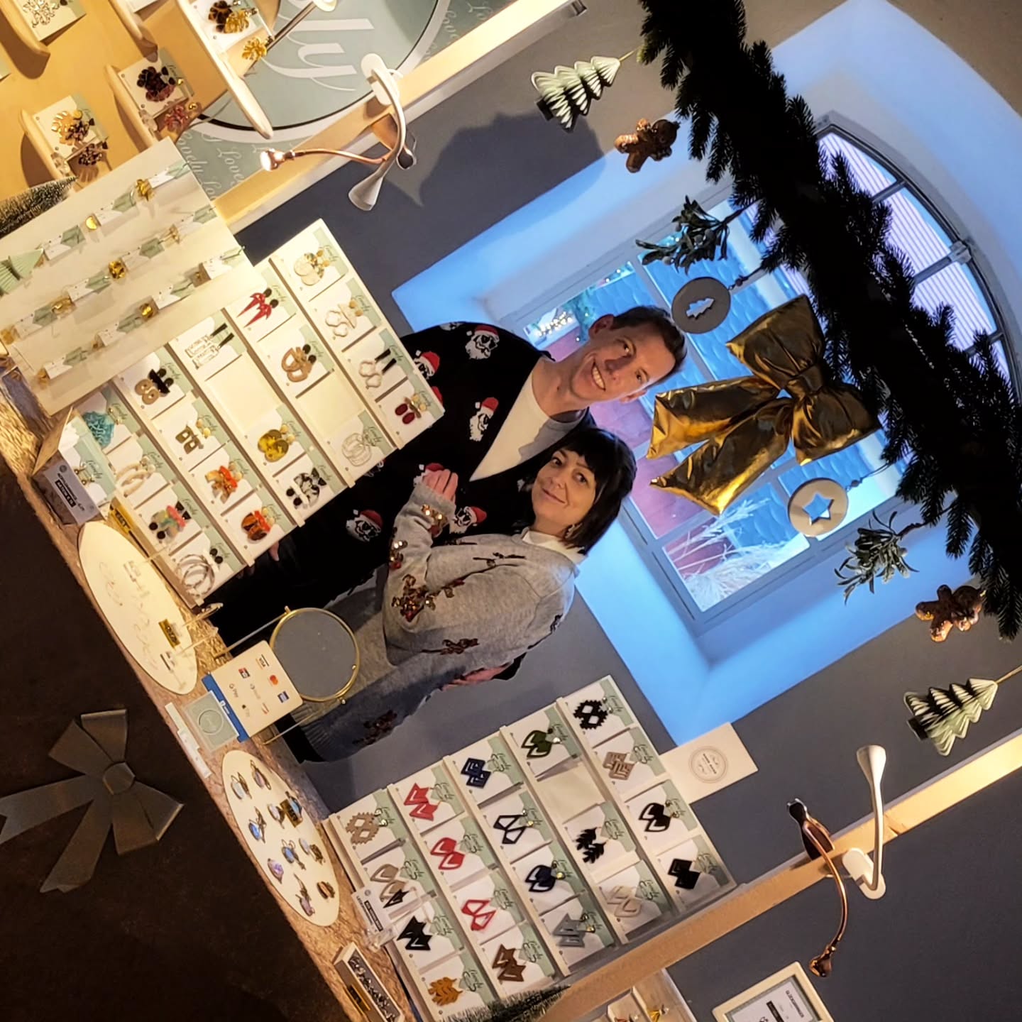 🎄✨️ WEIHNACHTSMARKT 2025 ✨️🎄
So schnell gehen sechs Wochenenden rum und Heiligabend steht vor der Tür! ✨️
Es war uns wie jedes Jahr eine absolute Freude eure strahlenden Gesichter zu sehen, wenn ihr euer Lieblingsschmuckstück für euch oder zum verschenken gefunden habt.
Danke an alle die uns am Stand besucht haben, für die wunderbaren Gespräche, für das tolle Feedback und Käufe! 🫶🏼
Mr. + Mrs. Lovely 🙏❤️
P.s.: Uuund ohne die richtigen Standnachbarn ( @_schneckschneck , uvm. ,.. ) wäre der Markt auch nur halb so toll...
#weihnachtsstimmung #schlosshof
#dankefüralles