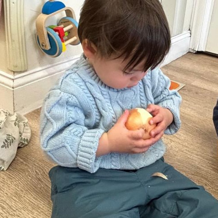 🧅 Onion turned out to be such a fun surprise for our infants and toddlers! It rolled across the table like a little ball, peeled off like cozy winter clothes, and filled the room with its very special smell. After exploring the whole onion with our hands and noses, we enjoyed tasting oven-roasted onion together. The result? Big smiles, happy noses, and many children asking for more! 🧅
#sunrisemontessorinatick #infant #toddler #foodtasting oniontasting