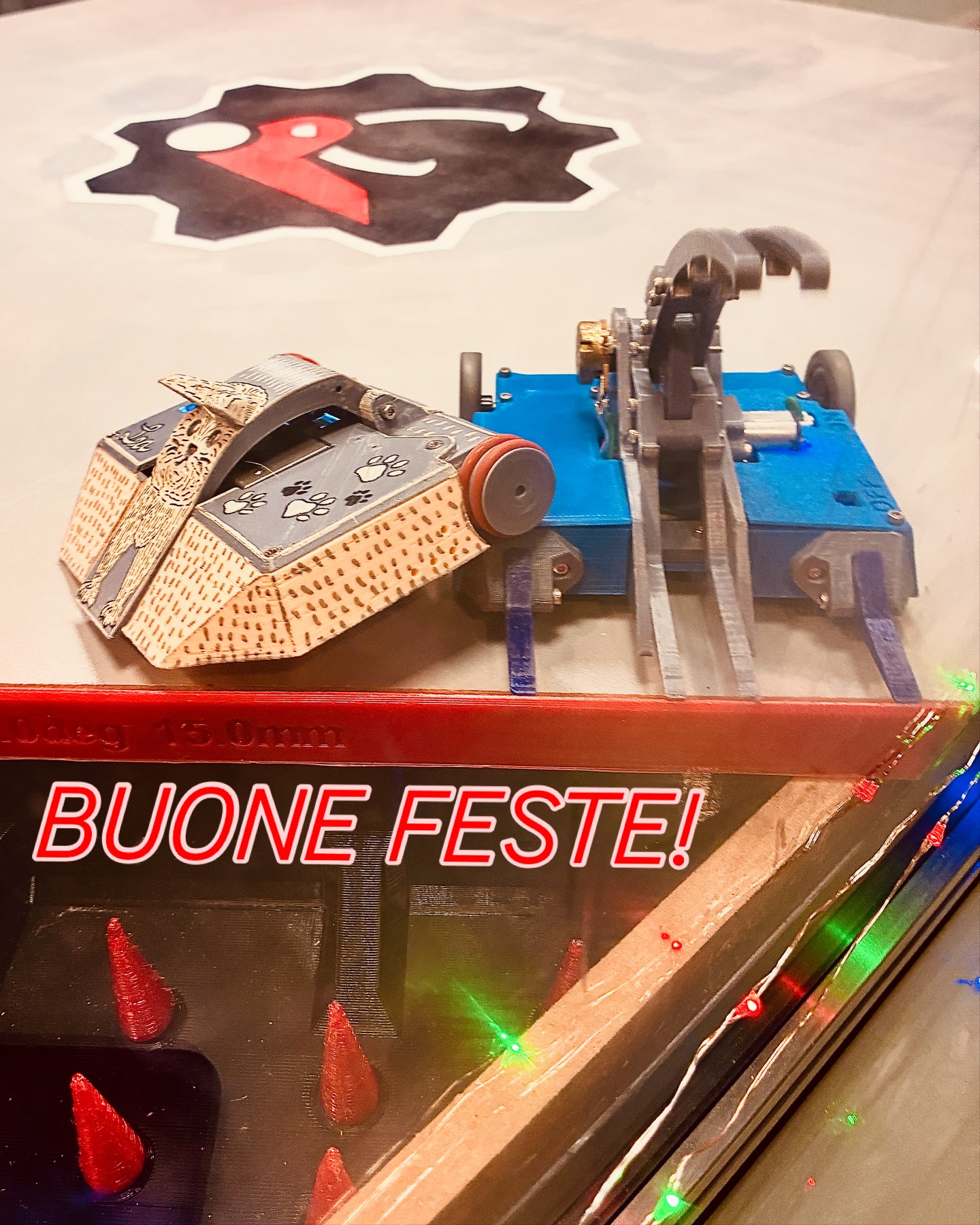 Insieme a LEA e Saphira che vedete in foto, l’ASD I Robottari augura ai soci, al pubblico e ai robot Buone Feste! Passate questi giorni in famiglia, e dopo aver mangiato in compagnia, mostrate al cuginetto il vostro robot da combattimento! (Mi raccomando, sempre in sicurezza.)
#combatrobots #antweight #battlebots #christmas