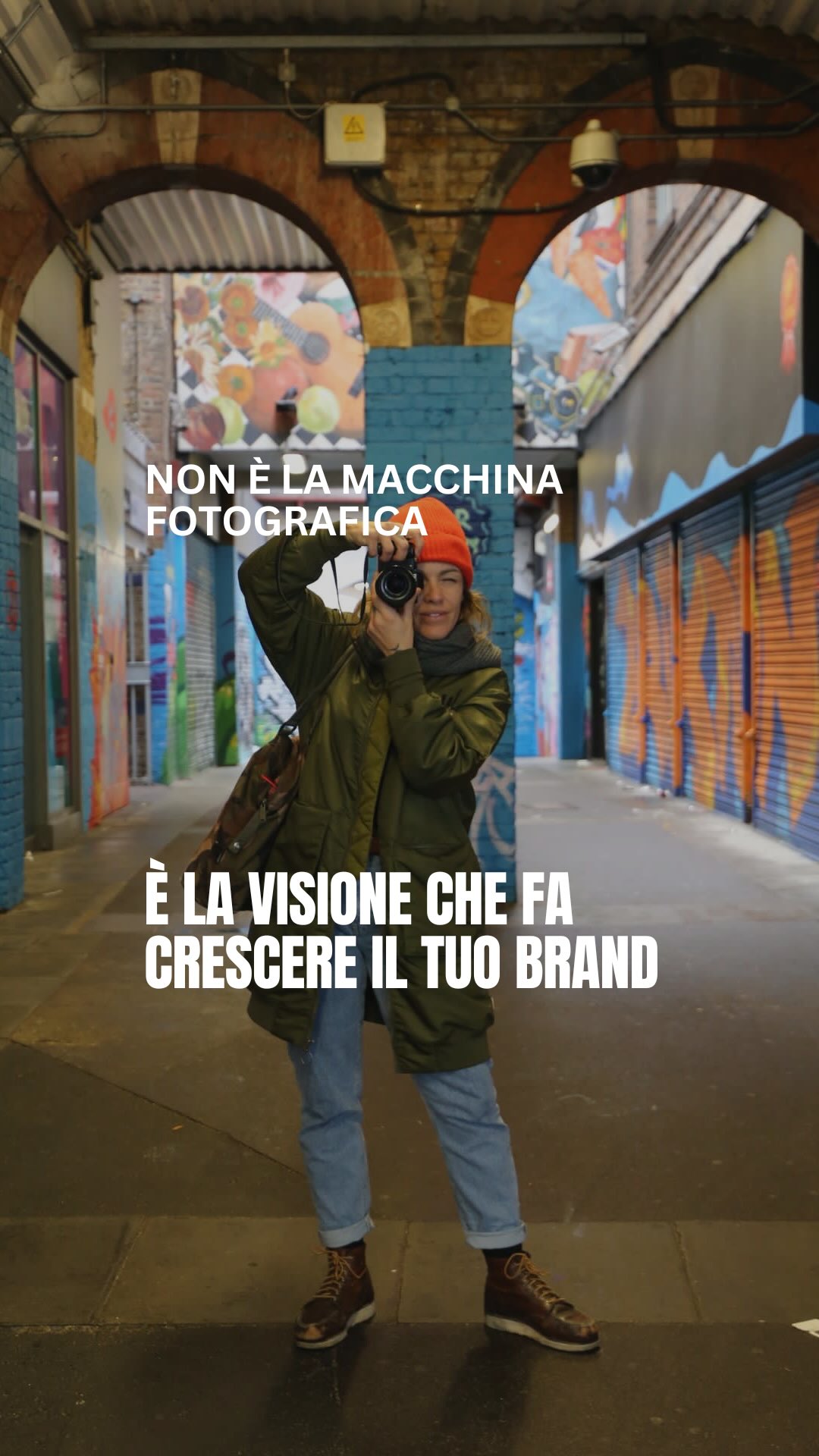 La qualità di una foto professionale non è una questione di attrezzatura fotografica.
👀 È una questione di visione e può cambiare il modo in cui il tuo personal brand viene percepito.
🧠 Il mio lavoro consiste proprio in questo: trasformare la tua immagine online in uno strumento che ti rappresenta davvero e che sostiene la crescita del tuo business.
🫀Una foto funziona quando racconta chi sei, quando identità, luce, outfit e spazio parlano la stessa lingua, quando non ti senti “in posa” ma guidata, e quando l’editing valorizza senza trasformare.
La qualità non è avere una macchina fotografica ultimo modello.
☺️ È tecnica. È intenzione. È visione.
È saper tradurre un brand in immagini che si fanno ricordare, che lavorano per te e attirano sempre nuovi clienti.
Se vuoi foto autentiche, professionali e pensate per portarti risultati concreti, scrivimi in DM ✨
📸 @jungle_kia
🌺 @silvi.mangini
#fotografiapersonalbranding #personalbranding #ritrattiemozionali #ritrattofotografico #fotografiadipersonalbrand