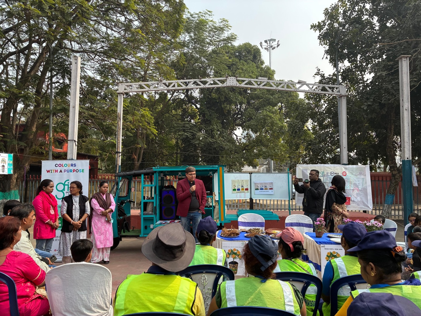 As the city lights up for the festive season , we at Garbage Free India are busy adding colour and health back to nature
Our decentralised waste management programme under MYMP continues at Gulmohur Colony, Howrah Division, where residents turned up in large numbers to learn about soil revival and home composting. From producing nutrient-rich black gold to hands-on demonstrations, the energy and enthusiasm were truly inspiring
In collaboration with Eastern Railway Howrah Division, the workshop featured interactive sessions and step-by-step guidance on home composting led by our Founder Director Ms. Shruti Ghose.
Grateful to Mr. Satyendra Tiwari, Sr. DME, Eastern Railway – Howrah Division, and our amazing volunteers for their constant support in building this movement towards a cleaner, greener future
#GarbageFreeIndia #MYMP #HomeComposting #WasteToWealth #SoilRevival Howrah EasternRailway SustainableLiving CommunityAction SVPKolkatachapter