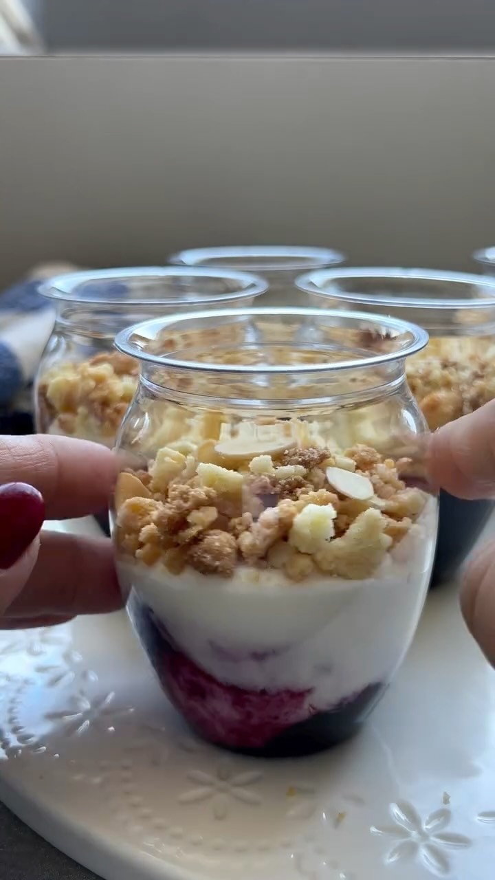  מוס אוכמניות ופירורים
קינוח קליל לערב לביבות
החלפתי את הגבינת שמנת ביוגורט יווני
זה מעדן ומקליל עם מרקם קרמי משגע.
הקרם הקליל והאוורירי של היוגורט מתחבר לחמצמצות העדינה של האוכמניות והכול מתאזן עם שטרויזל שקדים פריך.
לפירורים:
100 גרם קמח לבן (3/4 כוס)
60 גרם חמאה קרה חתוכה לקוביות קטנות
50 גרם אבקת סוכר (5 כפות)
1 חלמון ביצה
30 גרם שקדים פרוסים
לאוכמניות:
120 גרם אוכמניות טריות או קפואות
2 כפות סוכר
50 מ״ל מים
½ כפית קורנפלור
כף מיץ לימון
למוס יוגורט:
260 גרם יוגורט יווני דנונה
50 גרם אבקת סוכר
250 גרם שמנת מתוקה להקצפה
2 כפות אינסטנט פודינג וניל
כפית מחית או תמצית וניל איכותית
אופן ההכנה:
הפירורים:
מחממים תנור ל־170 מעלות
מערבבים קמח ואבקת סוכר בקערה
מוסיפים את החמאה הקרה ולשים בידיים או במעבד מזון עד שמתקבל מרקם פירורי
מוסיפים את החלמון ולשים קלות רק עד שהתערובת מתאחדת לפירורים גסים.
מפזרים בתבנית מרופדת בנייר אפייה ואופים כ־10 -12 דקות או עד הזהבה
מצננים לחלוטין ומפוררים בידיים.
רוטב האוכמניות:
בסיר קטן שמים את האוכמניות, הסוכר, המים ומיץ הלימון
מביאים לרתיחה, מנמיכים את הלהבה ומבשלים 5–7 דקות עד שהאוכמניות מתרככות
מערבבים את הקורנפלור עם כפית מים, מוסיפים לסיר ומבשלים עוד דקה־שתיים עד שהרוטב מסמיך
מצננים היטב לפני השימוש
מוס היוגורט:
בקערה מקציפים שמנת מתוקה לקצפת יציבה מוסיפים יוגורט יווני, אבקת סוכר, אינסטנט וניל ומחית וניל עד שמתקבלת תערובת חלקה ואוורירית
הרכבה:
בתחתית כוסות הגשה מניחים שכבת פירורים, מעליה שכבה של מוס יוגורט, מעל שכבת רוטב אוכמניות, וחוזרים שוב
מסיימים בקישוט של פירורים ואוכמניות טריות
מקררים כשעה לפני ההגשה.
בשיתוף דנונה