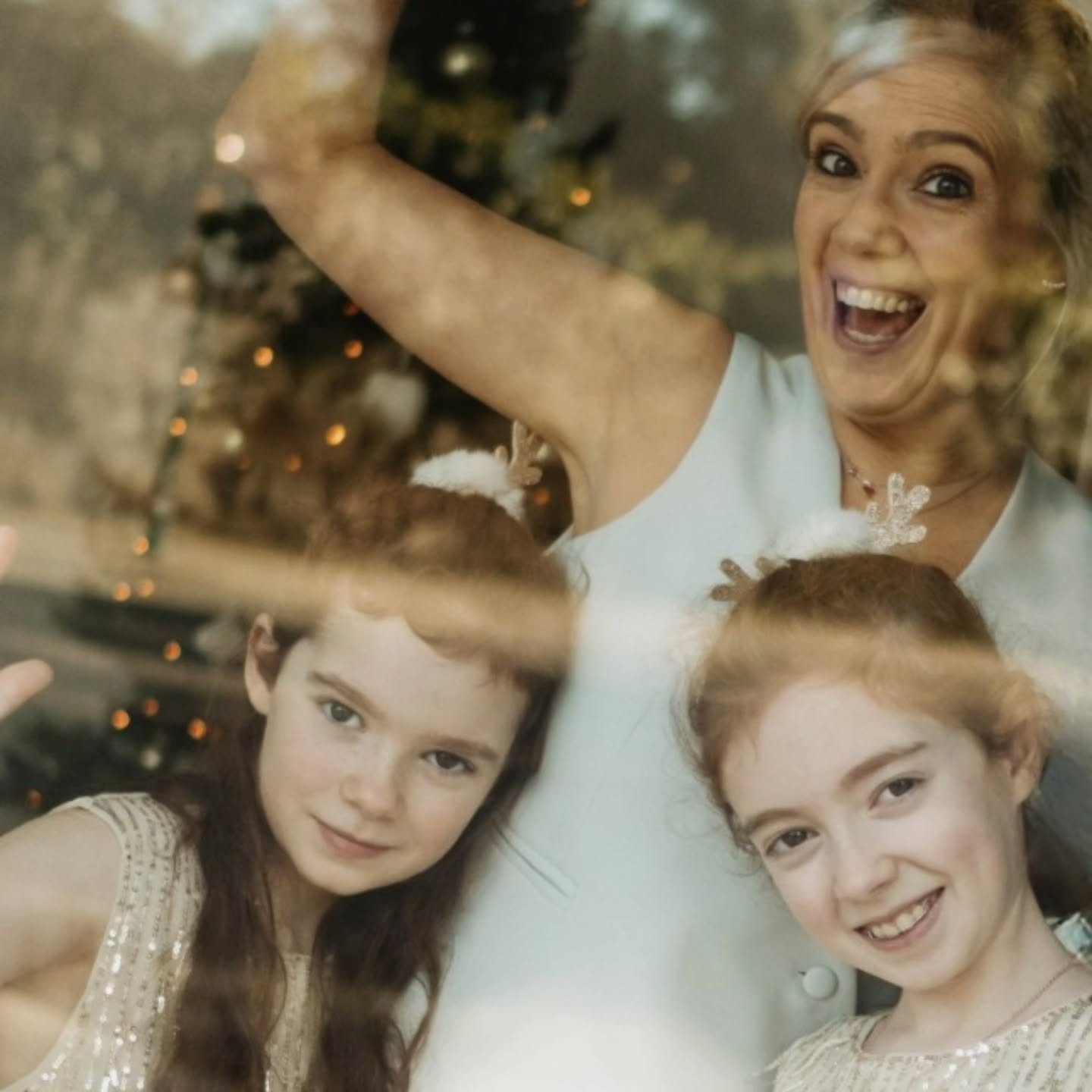 Festas Felizes
em Consciência e Amor ✨❤️
Neste tempo em que as luzes enfeitam e aquecem as noites frias, lembramo-nos de que a verdadeira luz não vem do exterior, mas dos corações que se abrem.
O Natal chega feito convite:
para escutar,
para estar.
É tempo de encontros,
de partilhas que não precisam de palavras perfeitas,
de beijos e abraços demorados que dizem
“estou aqui”.
Que este seja um tempo de compaixão,
connosco, com o outro, com a vida como ela é.
Um tempo de tolerância,
onde aprendemos a acolher as diferenças
e a honrar o caminho único de cada um.
Que possas encontrar beleza nos pequenos gestos,
magia nos silêncios partilhados
e verdade nos momentos imperfeitos.
Neste Natal, desejamos-te Presença,
Amor vivido no Corpo
e a Coragem Suave de continuares a Ser Quem És 🤍
Com Luz e Amor,
Lisa, Noa e Holi ✨🎄
📸 @claudianeto.photography