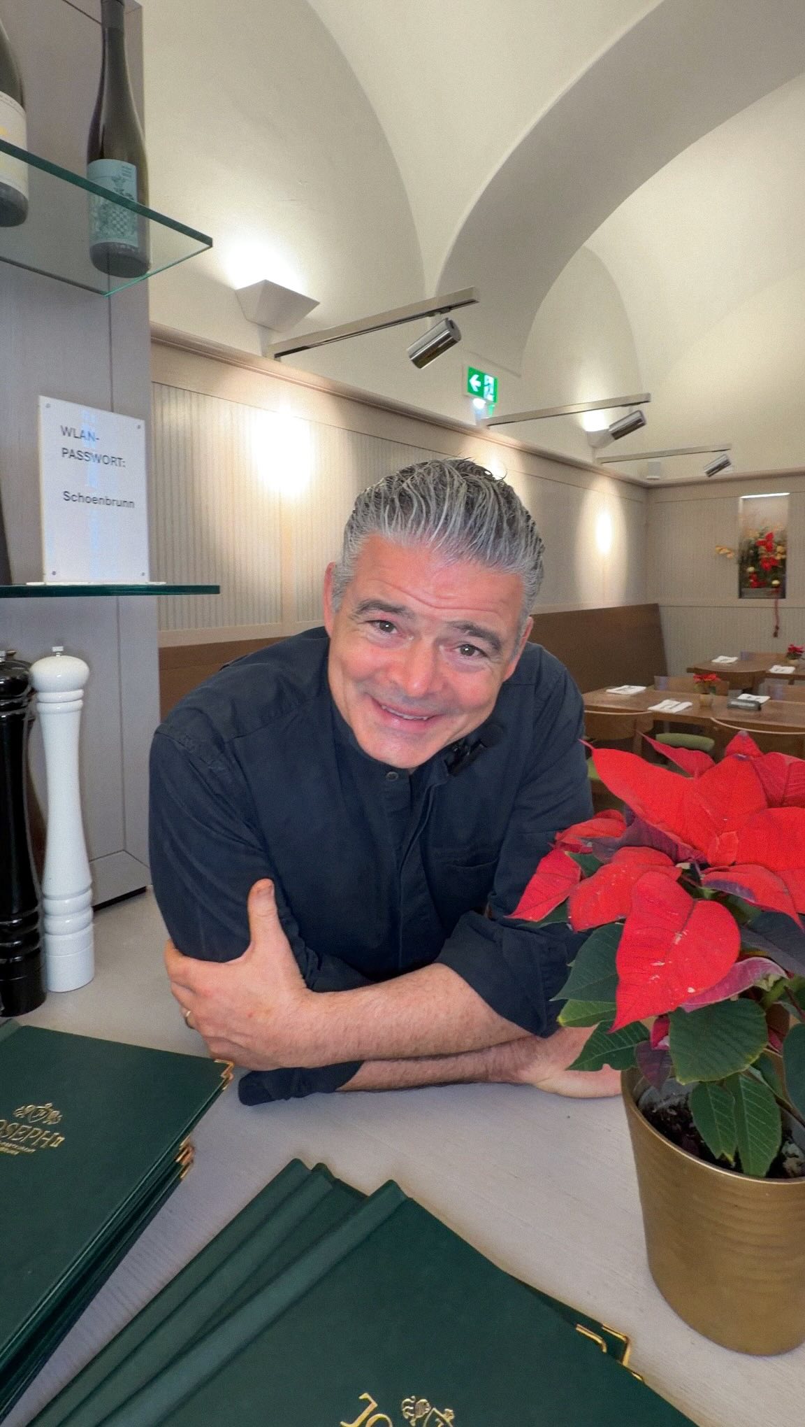 🎄 Frohe Weihnachten! Besinnliche Feiertage, Zeit mit der Familie und Traditionen, die bleiben. ♥️
Für Andi gehört sie jedes Jahr dazu: die Mitternachtsmette - mit Kindern und Enkerln.
Und ihr? Welche Weihnachtstradition habt ihr? ✨
#SchlossSchönbrunn #JosephII #AndiWojta #WienerKüche
#Weihnachten2025