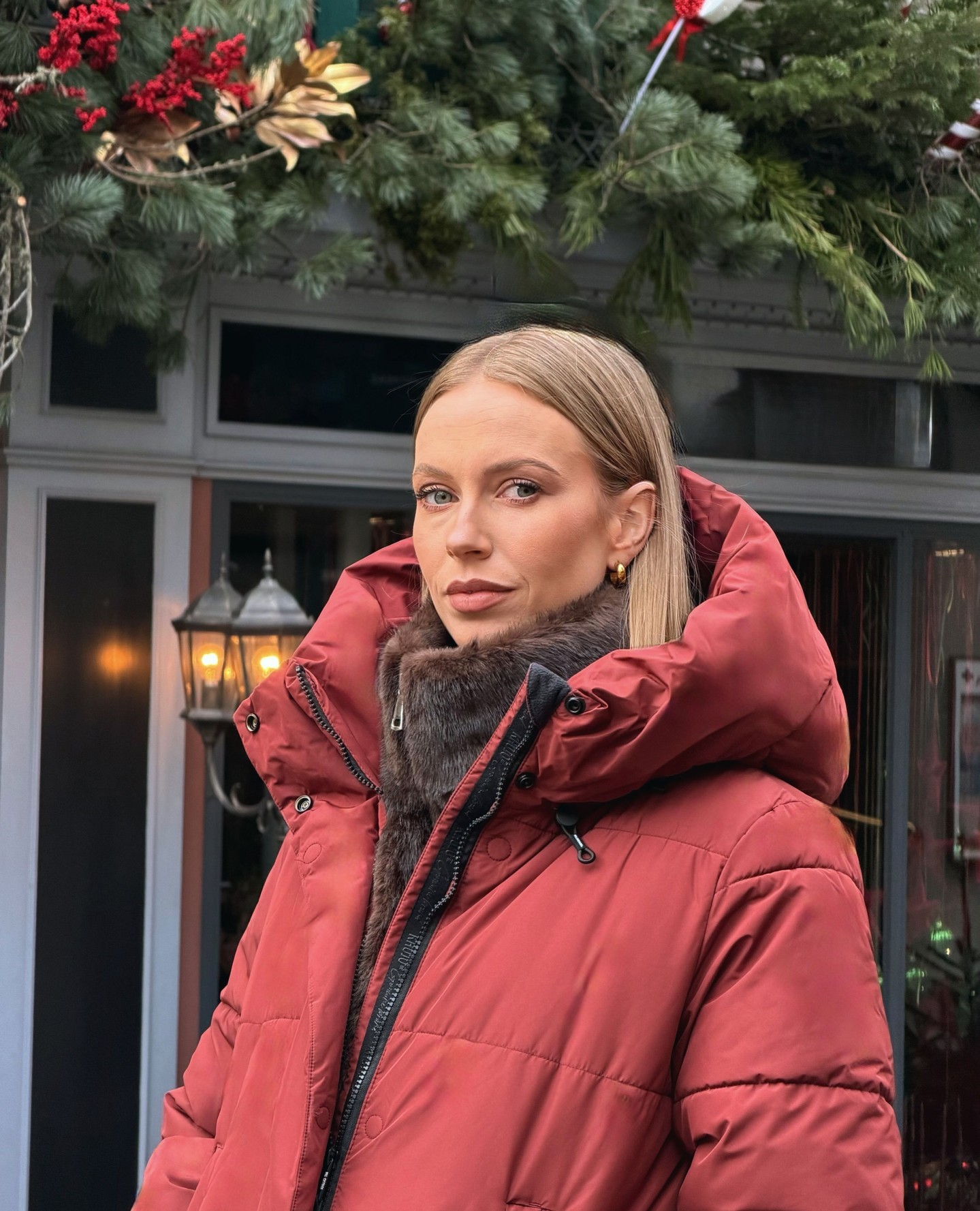 Der Weihnachtsmann hat angerufen – mein Outfit steht auf der Wunschliste 🎅✨
----------------------------------------------------------------
Santa called, he said my outfit is on the nice list 🎅✨