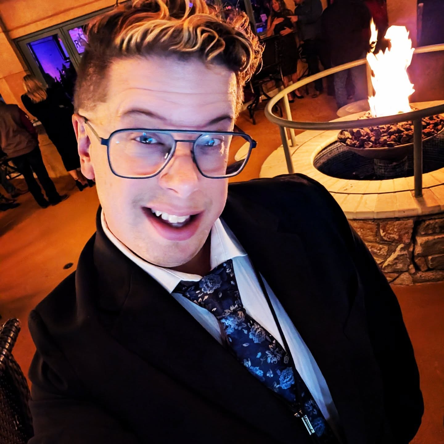 Wishing you a fabulous holiday season, however you spend it. This time of year can be loud, quiet, joyful, heavy... sometimes all at once. Wherever you’re landing, I hope you’re able to slow down just enough to catch your breath.
We’ve all covered a lot of ground this year and keep shedding. Pause now and get ready to gallop forward.
#HappyHolidays #EndOfYearEnergy #CollectiveExhale #ZakUnscripted