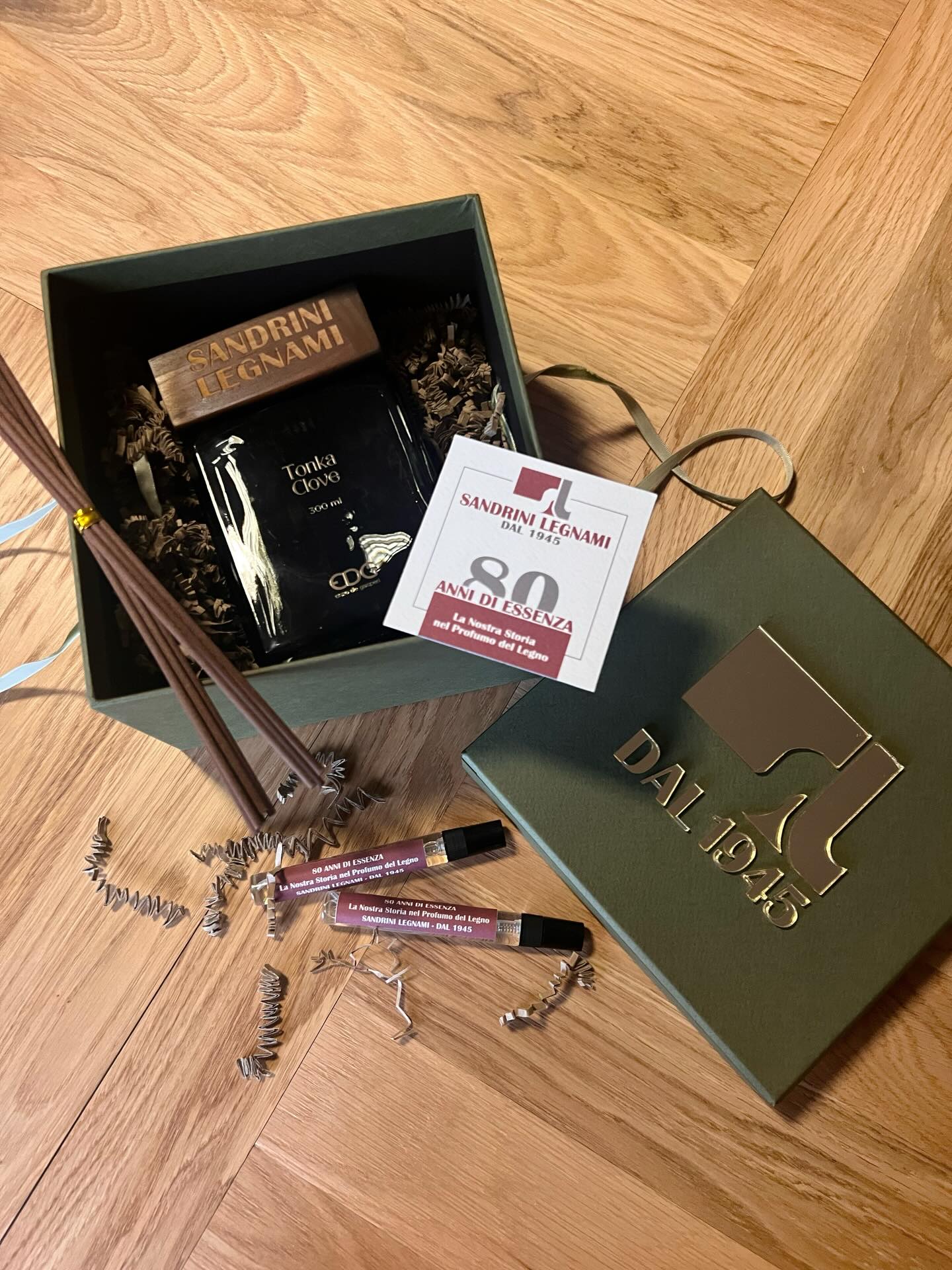 80 ANNI DI ESSENZA
La nostra storia nel profumo del legno!
•
Quest’anno la Sandrini Legnami ha compiuto 80 anni!
•
Abbiamo deciso di celebrare questa tappa con un profumo personalizzato da regalare ai nostri collaboratori e ai nostri clienti più affezionati!
✨
Un grazie speciale va ad Alice e Cecilia di @theboxinlove che hanno reso realtà questo nostro desiderio!