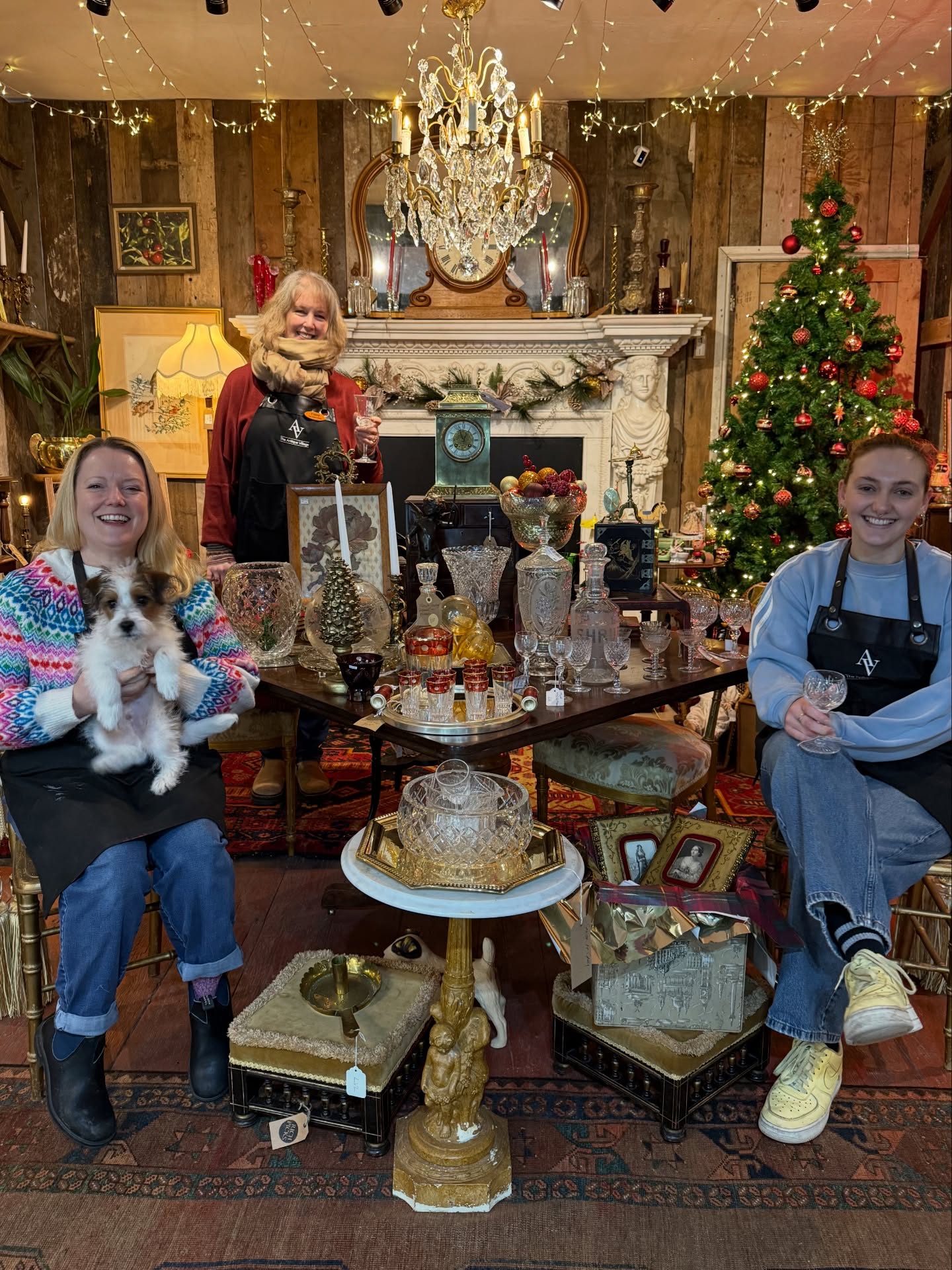 🎄Elaine, Jo & Alice wishing all our customers a Very Happy Christmas — thank you for all your support this year ❤️
www.theantiquevillage.co.uk
#theantiquevillage #AntiquesAndVintage
#shopstaff #merrychristmas
#ShopLocal IndependentRetail