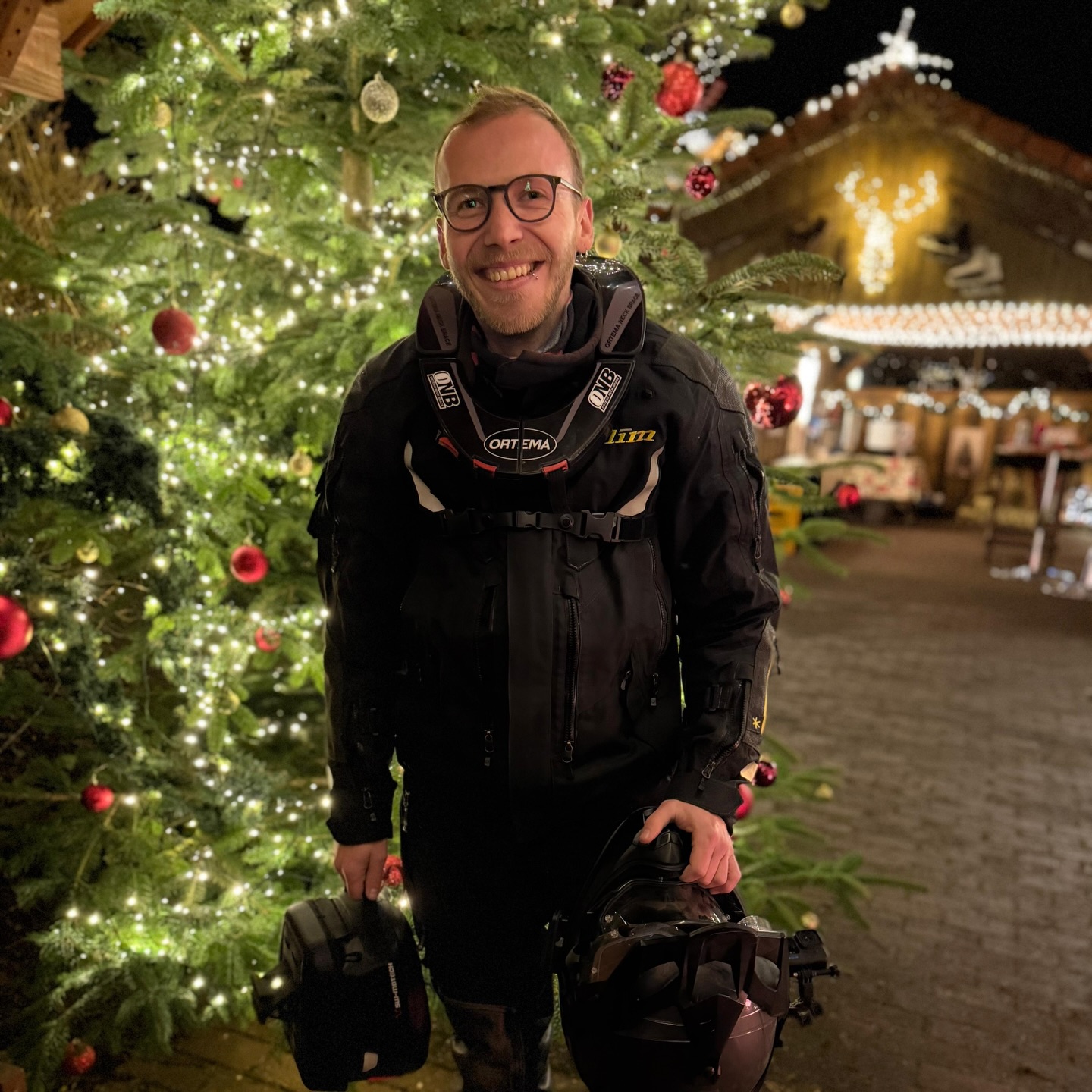 Frohe Weihnachten!
Weihnachten ist für mich immer die Zeit des Jahres, wo alles aufgewühlt wird, wo der Kopf voll ist und ich das Jahr Revue passieren lasse.
Da es in diesem Jahr auf meinen Kanälen leider wieder viel zu ruhig war nehme ich euch da einfach mal mit.
Gefühlt war’s ein ruhiges Jahr, aber wie wir dieses Jahr schon oft gelernt haben, eine gefühlte Meinung liegt oft sehr daneben.
Mental war dieses Jahr wieder äußerst herausfordernd.
Auch wenn ich behaupten würde, dass dieses Jahr schon besser war als 2024, war es oft nicht einfach. Ich merke häufig dass ich noch eine Menge psychischer Baustellen habe, die mich glücklicherweise in diesem Jahr aber nicht völlig aus der Bahn geworfen haben. 💪🏻
Veränderungen begleiteten mich in diesem Jahr mehr als sonst, denn nachdem ich praktisch mein ganzes Leben lang hauptsächlich selbstständig war, habe ich mich im Sommer entschieden, beruflich neue Wege zu gehen.
So bin ich nun seit August fest angestellt bei einem Eventcaterer und darf da unter anderem im Marketing und mit Social Media arbeiten.
Auch wenn dies manchmal herausfordernd ist sich auf dieses, vorher unbekannte, angestellt sein und die Arbeitszeiten nicht mehr völlig selbst zu bestimmen. Würde ich sagen tut mir dieser Job meistens gut und macht oft spaß.
Ich bin gespannt wo mich hier die Reise noch hinführt.
Im Privaten Leben ging’s dieses Jahr auch auf und ab. Wie der ein oder andere weiß engagiere ich mich leidenschaftlich gerne im Schützenwesen, hier habe ich eine Aufgabe gefunden die mir unglaublich gut tut, Freunde mit denen ich unglaublich schöne Zeiten erleben darf und etwas was mir mental wirklich viel Kraft gibt.
Unser diesjähriges Schützenfest sowie die vielen Veranstaltungen, Pokalschießen usw. waren für mich erstaunlich erfolgreich und werden mit vielen schönen Erinnerungen vermutlich nicht so schnell vergessen werden.
Zu Beginn und Frühjahr gab es dieses Jahr einige twitch streams, die mir unfassbar spaß gemacht haben und mir neue Wege und Arten der contentproduktion ermöglicht haben. Wie ich dies nun mit meiner neuen Arbeit verbinden kann werde ich noch versuchen herauszufinden.
Weiter in den Kommentaren…