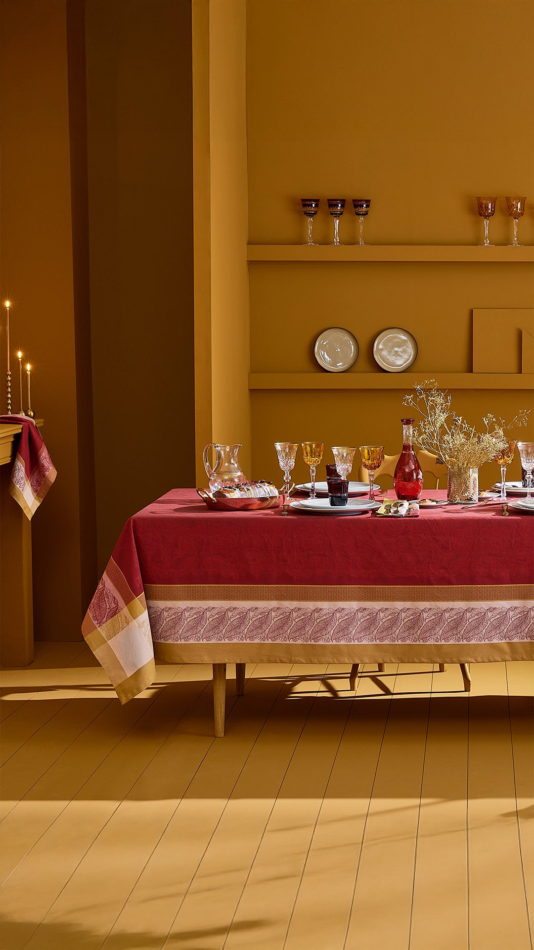 Dans les coulisses du tissage de la nappe Alexandria rubis. ❤️
#GarnierThiebaut #savoirfaire #madeinfrance #nappe #tissage