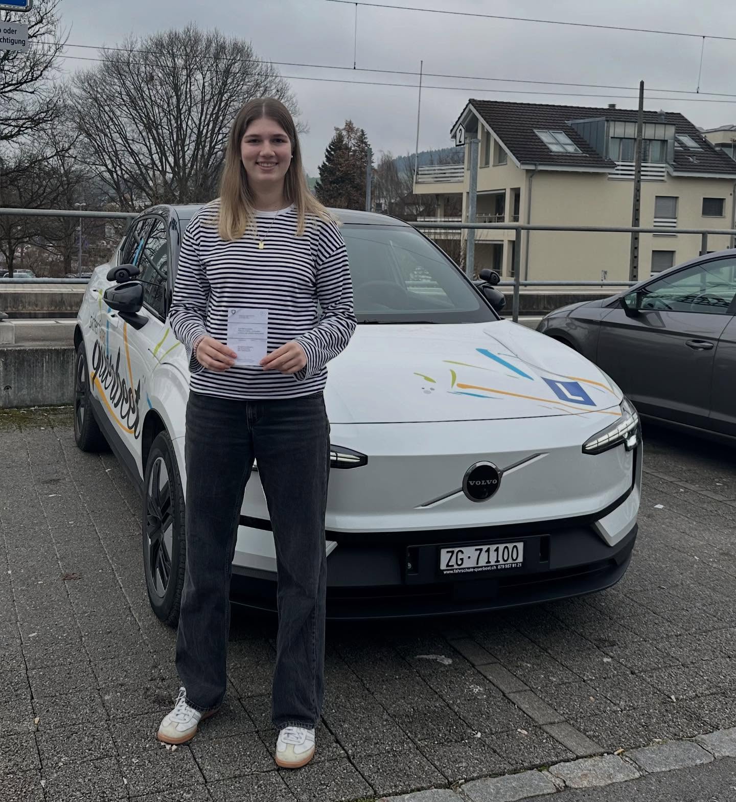 Ein wunderschönes Weihnachtsgeschenk hast du dir gleich selber gemacht! 🎆🥳
Gratulation an @elinstahel zur souveränen Leistung und somit einer verdienten Anerkennung. Eigentlich gab es nichts zu meckern 😆 aber eben nur eigentlich 🙌🏼😂 irgendetwas finden Sie immer!
Ich bin stolz und dankbar für die Zeit zusammen. Ich wünsche dir alles gute und unfallfreie Fahrt. 🚗🏁🍀
#fahrschulebaar #lkzughandball #lkzug #happy #top