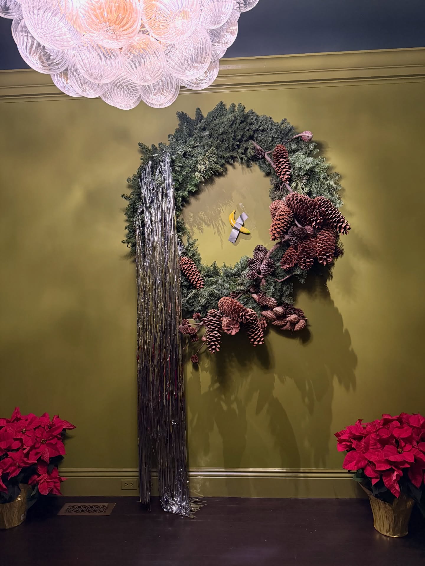 Holiday House Party
Floral: @misterleedesigns
#comedian
#banana
#mauriziocattelan
#justinsun