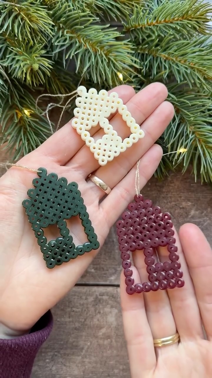 Bügelperlen-Anhänger 🏠
Dieses einfache DIY eignet sich perfekt für die ganze Familie. Alles, was ihr dafür braucht, sind:
• Bügelperlen
• eine rechteckige Steckplatte
• ein Bügeleisen
• etwas Schnur
Und schon sind die selbstgemachten Anhänger für den Weihnachtsbaum fertig 🎄✨