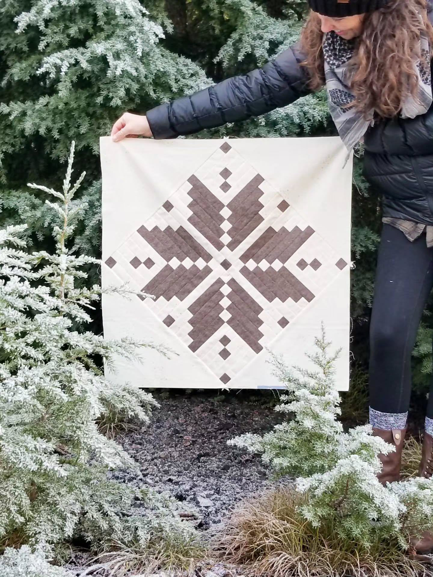 Season's greetings to all my quilty friends! Wishing you all a wonderful holiday!
Pattern: Knitted Star by @loandbeholdstitchery