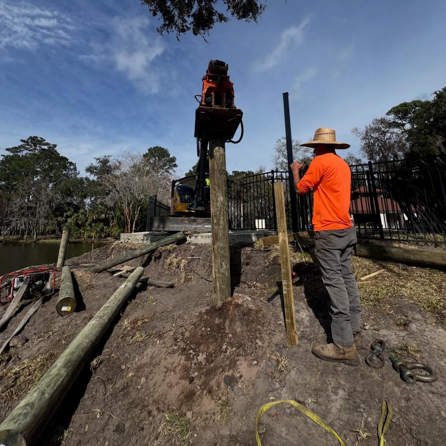 New retaining wall installation at TPC Sawgrass. Designed to support a pool upslope from a failing wall, we incorporated face piles and helical tiebacks to reinforce the system—without disturbing the pool or deck.
#PonteVedra #TPCSawgrass #RetainingWall #MarineConstruction
