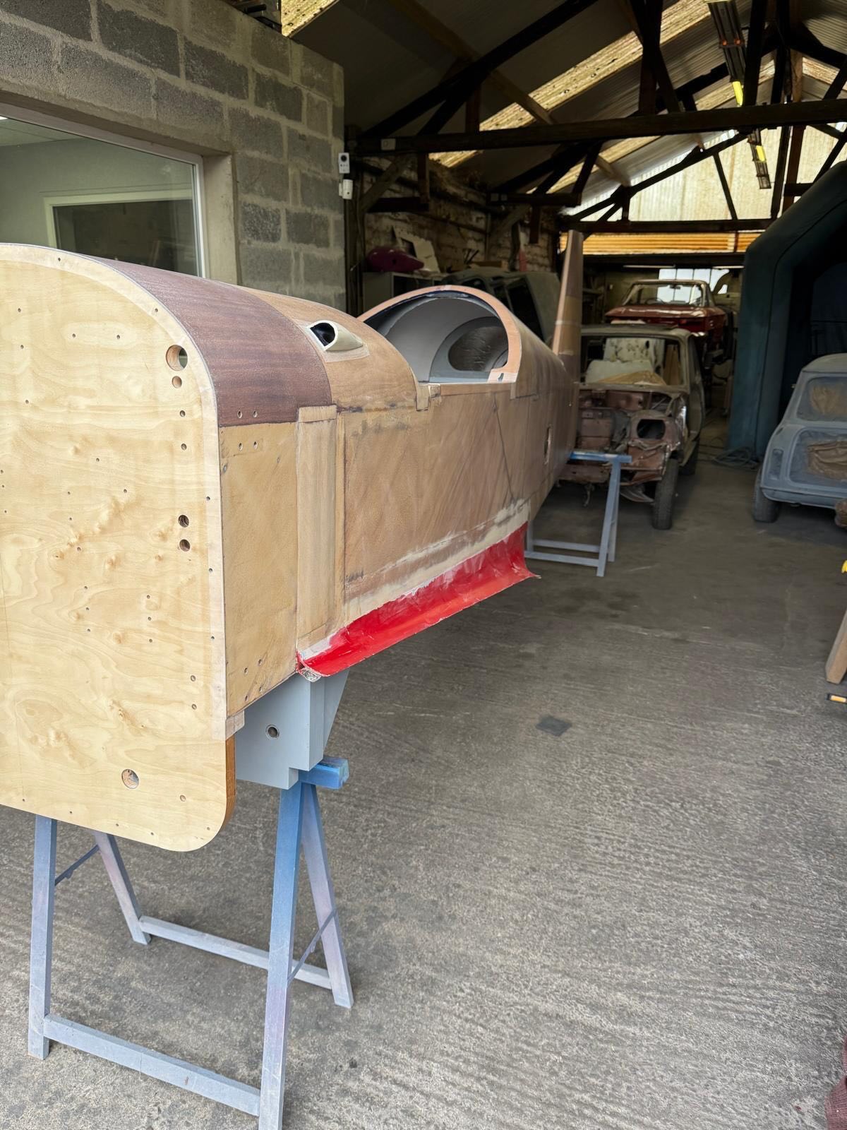 En cette veille de fête ,notre généreux Papa Noël nous a apporté le plus beau cadeau ,F-RA ,en cours de restauration et qui sera l’une des stars de l’AVA en 2026…
Petites vidéos de notre 💙RA❤️ accompagné de ses frères AVA ✈️TT/NJ/YK.
Nous avons eu droit à un wing wave du RA piloté par el Jefe @alajouanine_regis 😉🫡✈️💙