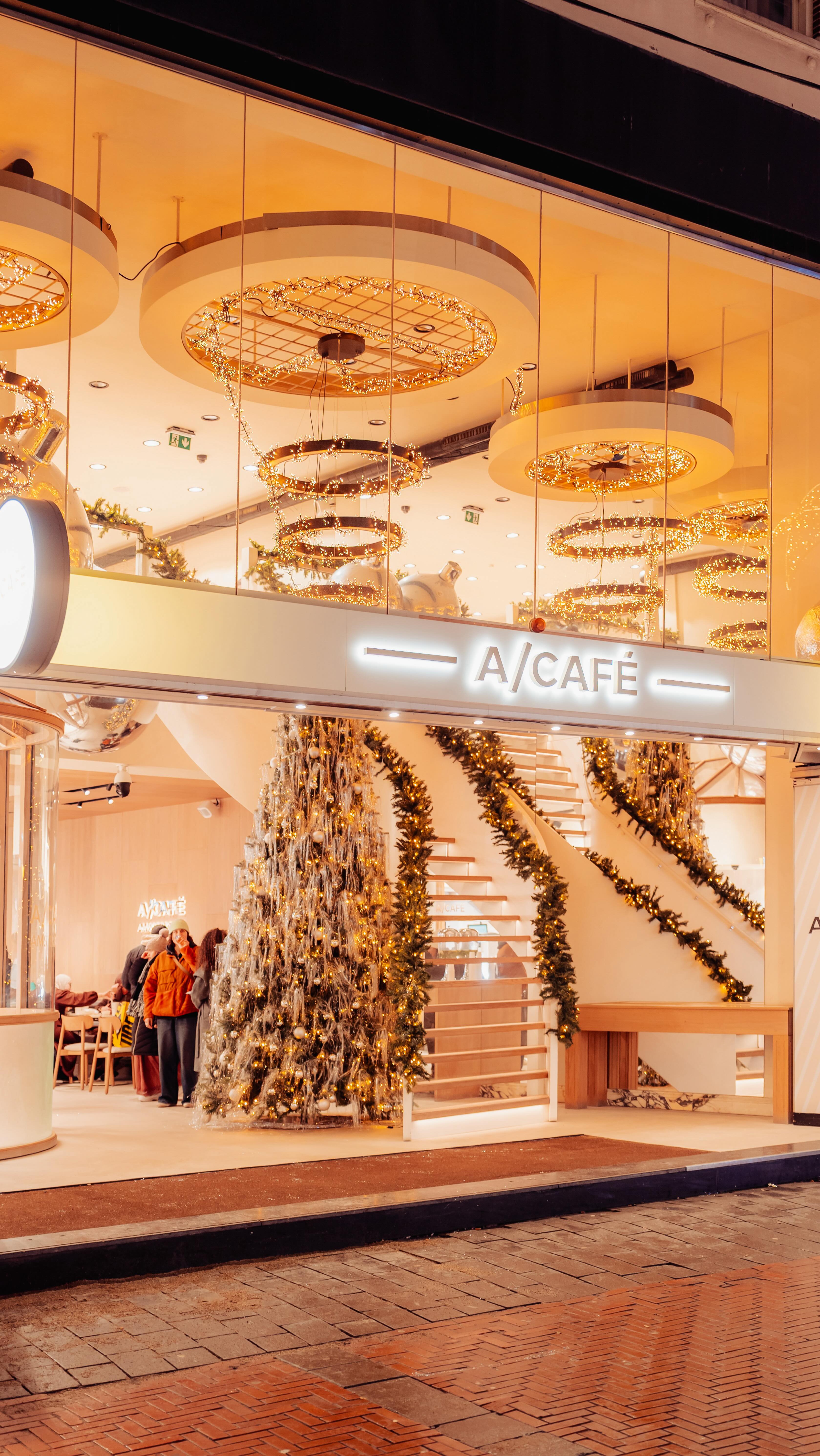 Vanaf dag één staan we naast A /CAFÉ. Vanaf het moment dat de deuren opengingen zijn we samen gaan bouwen en dat zie je terug. Altijd volle tafels, constante reuring en een community die blijft groeien.
🎥 @hexashots
De afgelopen 30 dagen
289.085 views
22.370 accounts bereikt
75,9 procent van het bereik komt van niet volgers
In twee weken tijd 1.279 nieuwe volgers netto en een groei van 53,7 procent
Dit is wat er gebeurt als content, timing en een sterk concept samenkomen. Geen focus op volgers om het getal maar focus op bereik dat iets doet.
Extra fijn. A/CAFÉ is tijdens de kerstdagen gewoon geopend en zelfs tot 00.00 uur.
Trots op deze samenwerking vanaf dag één en dit is pas het begin.