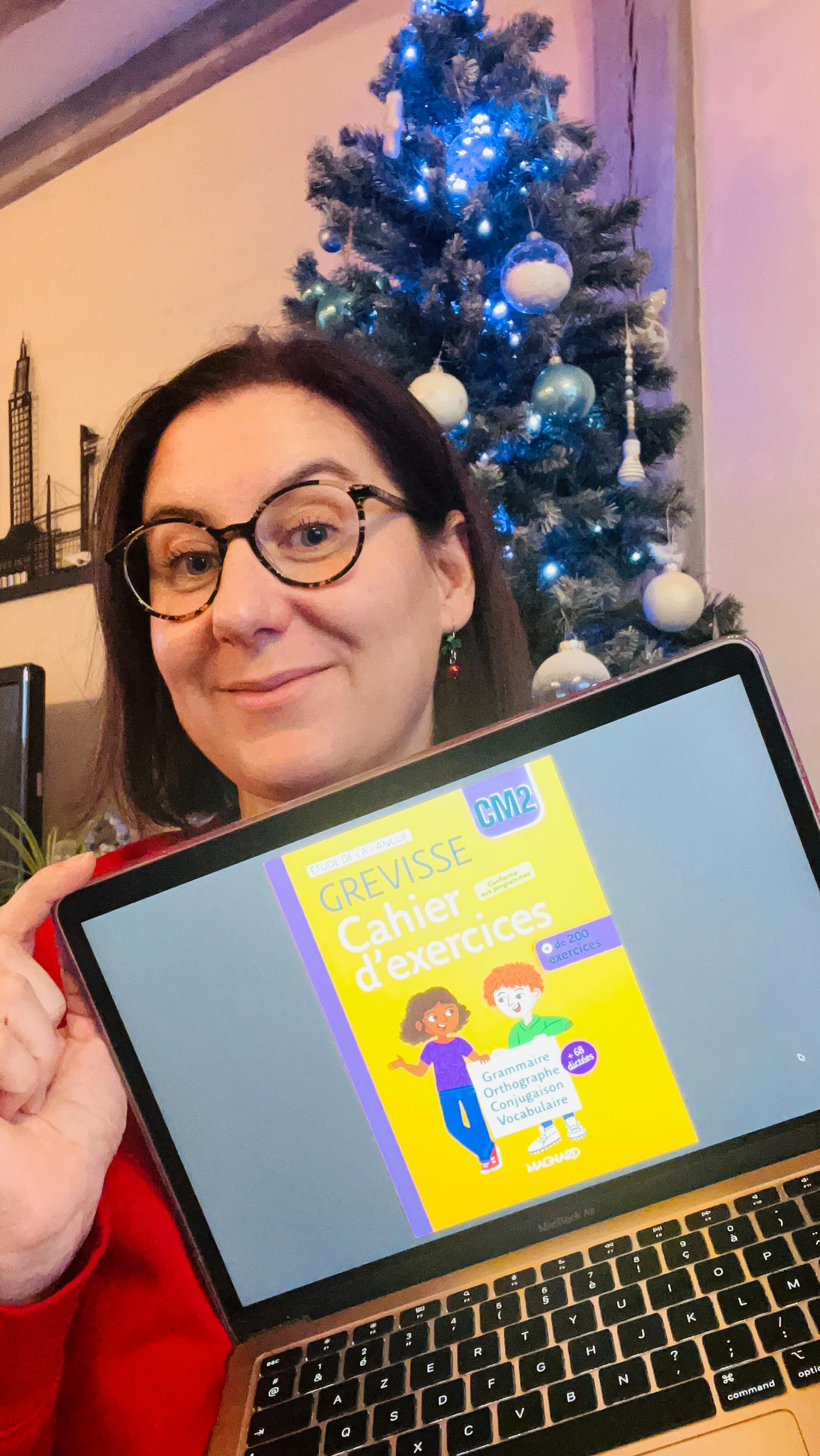 P•R•O•J•E•T
Depuis le mois d’août je travaille sur un projet d’éditions qui me prend beaucoup de temps : un cahier d’exercices de français de la collection Grevisse chez @magnard.ecole !
L’an dernier j’ai écrit le cahier d’exercices de conjugaison et ils m’ont demandé cette année de réaliser le cahier CM2 pour toutes les matières.
Sa sortie est prévue le 23 avril 2026 et il existera du CE1 au CM2. D’ailleurs vous recevrez la version CE2 dans les écoles en spécimen courant mars.
C’est trop émouvant de recevoir la future couverture d’un projet sur lequel on a travaillé alors je voulais la partager ici pour garder une trace de ce joli moment juste avant Noël.
C’est mon cadeau en avance ! 🎁
Je vous souhaite de joyeuses fêtes et bon courage pour les derniers preparatifs !
Maitresselili_lh ✨
#maitresselililh #teampe #cm2 #grevisse #magnardecole