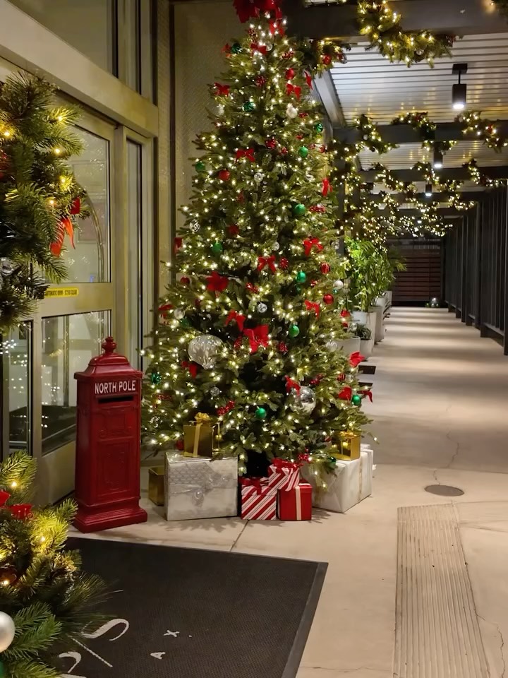 The season is festive and bright at @reserveps at LAX. An incredible holiday pop-up has arrived curated by Cio Soler of @officialsita1910 and @thevaultbysita1910. Shop a rare edit of globally sourced, one of a kind pieces.
If you’re a member or traveling through PS, you can shop the pop-up exclusively onsite #onlyatPS through January 5.