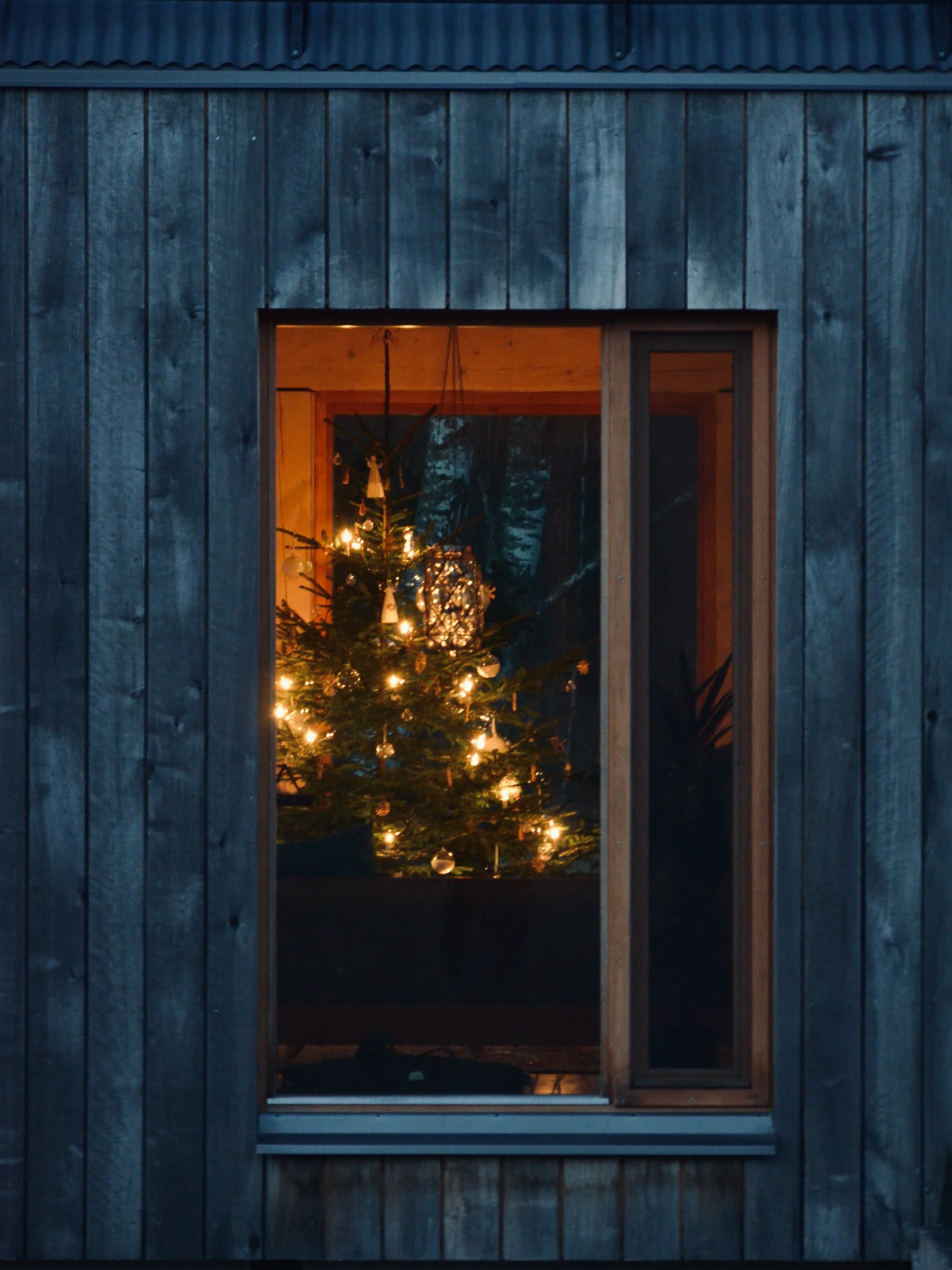 Winter slows everything down.
As the landscape rests under snow and darkness, architecture becomes a place of warmth, light, and quiet gatherings.
Wishing you a merry Christmas from Åkerudden.
#architecture #scandinavian #scandinavianarchitecture #nordicdesign #designstudio