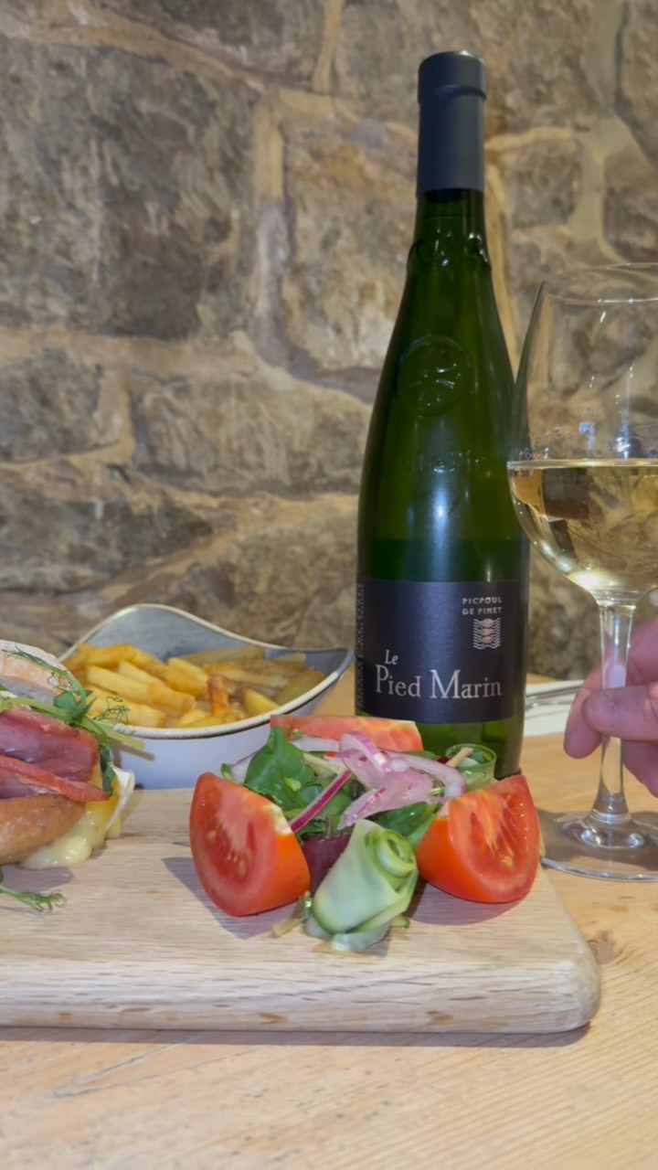 Bacon & brie in a ciabatta… it’d be rude not to add a glass of white. Pop in… it is Xmas Eve Eve after all🎄🎅❤️ #haveys #kent #publunch #festiveseason