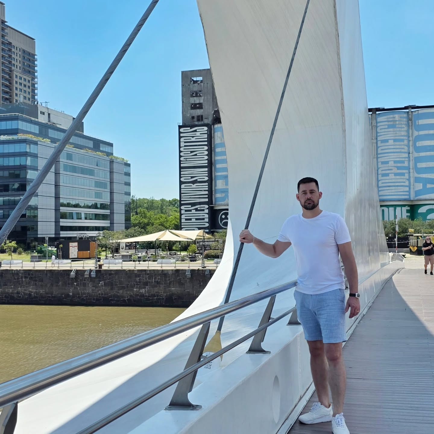 🇦🇷 Engenharia que se vive de perto.
Em meio à pós-graduação em pontes e viadutos, estar sobre uma obra icônica como a Puente de la Mujer é mais do que turismo, é aprendizado real.
Uma ponte estaiada, com elementos protendidos, onde forma, esforço e equilíbrio trabalham juntos.
Nada aqui é casual: cada cabo, cada apoio, cada detalhe existe para cumprir sua função estrutural.
Na ENGASTAR Engenharia Estrutural, acreditamos que bons projetos nascem quando teoria, cálculo e experiência se encontram, seja no Brasil ou fora dele.
Porque estrutura não é só o que sustenta.
É o que conecta.
Vem engastar seu projeto com a gente.
engenharia@engastar.com
(54) 98144-9876
#EngastarEngenharia #Pontes #Protensão #EngenhariaEstrutural #calculoestrutural