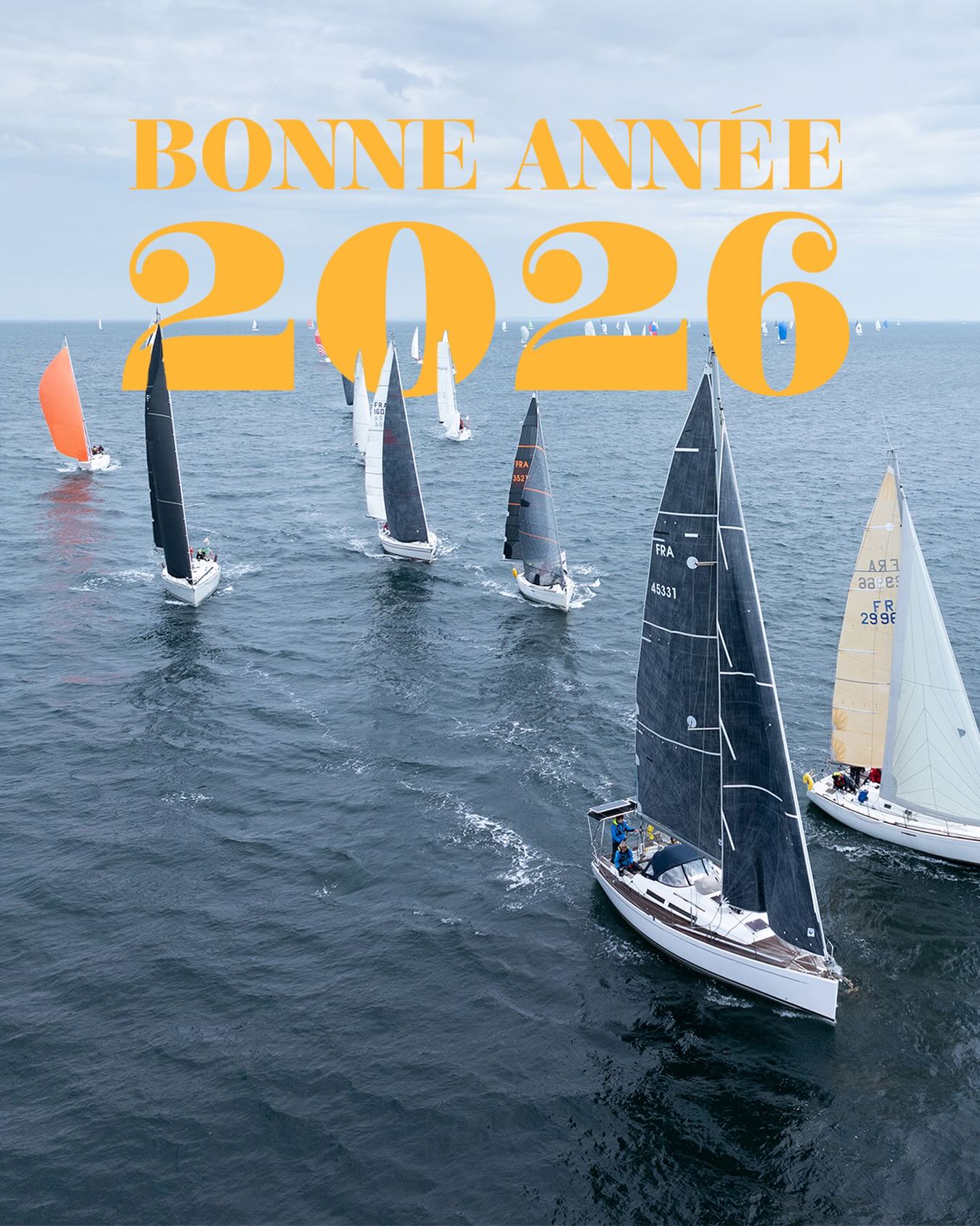Bloavezh Mat !
Traduction : Toute l’équipe du Tour de Belle-Île vous souhaite une heureuse année 🎉
Que cette année soit faite de vent, de spi et de plaisir sur l’eau 🌊
Pssst… On se retrouve dans 100 jours tout pile ! 💙