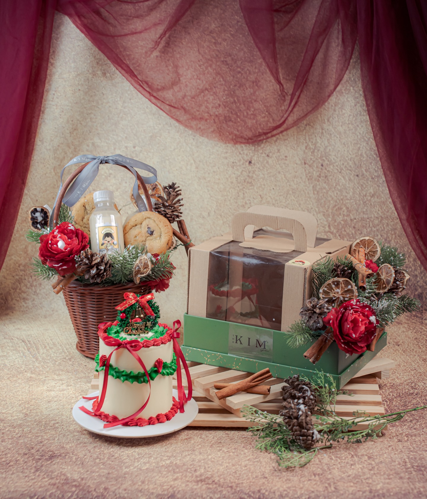 This Christmas, we collaborate ✨🎄
KIM x MOOSHOO
This Christmas, KIM x MOOSHOO present an exclusive collaboration thoughtfully crafted for the season of giving. Designed with refined details, festive elegance, and a warm holiday spirit, this limited Christmas Edition is perfect for celebrating meaningful moments and sharing something truly special. Available in limited quantities, secure yours and elevate your Christmas celebration.