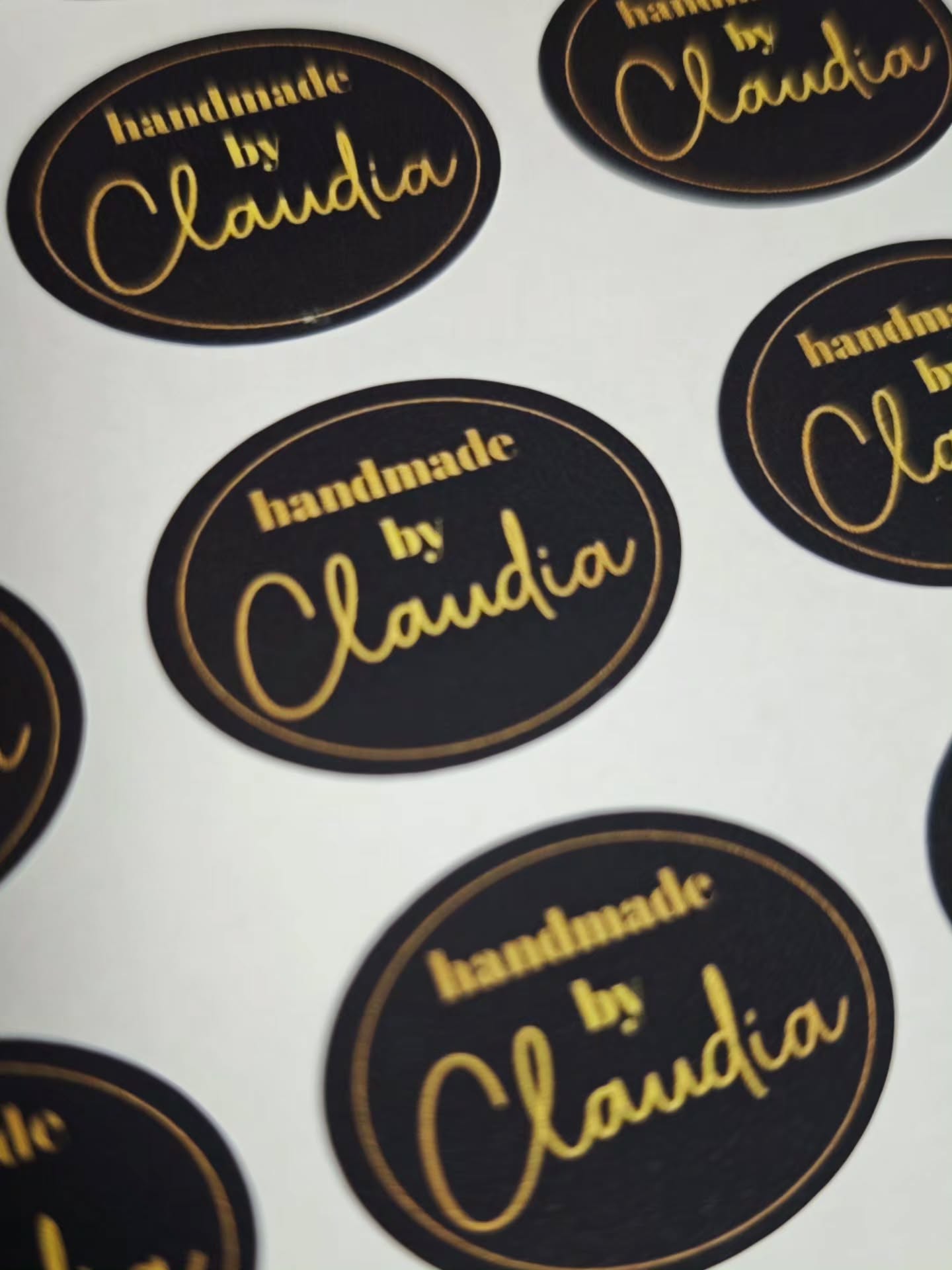 Nalepke z značajem.
⚫ za vsak artikel
🔴 za posebne trenutke
🟡 za pametne rešitve
🟢 unikatno personalizirane
#nalepkepomeri #personalizirano #etiketa #pikadizajnprint