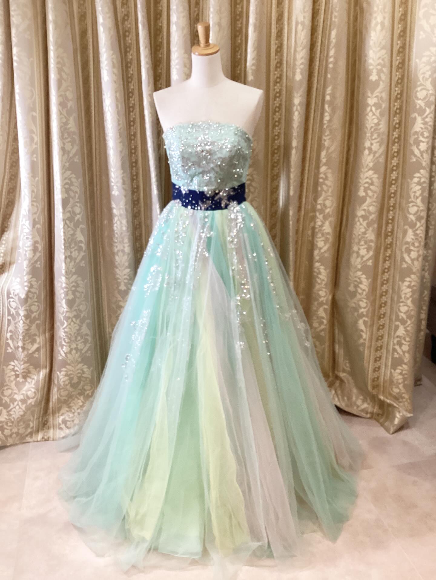 NEWドレス👗✨
レインボー🌈カラー×シルバーグリッター
胸元からシルバーグリッターが広がり
キラキラ✨好きにはたまらないドレス👗です。
7号〜11号 後ろサイズ幅効きます。
背中編み上げ紐、背中ゴムあり仕様
レンタル価格16,000円(+税)
(3泊4日| クリーニング基本プラン込)
1ワイヤーパニエ→無料レンタル
3ワイヤーパニエ→500円+tax
学生証のご提示でレンタルドレス10%off
(学割対象外: キッズ&ジュニアドレス、小物レンタル、販売品)
……………………………………………………
◉当サロンのベースはレンタルドレス営業
となりますため【完全予約制】です。
販売品のご購入やご試着も【事前に来店予約】
が必要となりますので予めご了承下さいませ。
◉とくに【土曜日】は早いうちから
ご予約枠が埋まる事が多くなっております。
ご予約はお日にちに余裕を持って、
早めにご連絡頂きますようお願い申し上げます。
▶︎ご予約
【HPご予約フォーム】が大変便利です(24時間受付)
※ LINEやTELからのご予約も可能ですが、
営業時間内のみの対応となります。
Line→ @dress_etoile
電話 → 06-6210-6764
▶︎ちょっとドレスを見たい
事前にご来店予約が必要です。
他のお客様がご試着中、ご来店中は入店をお断り
させて頂いておりますので、予めご了承くださいませ。
▶︎不定期開催のセールについて
不定期でプライベートセールを開催(予約制)
LINEともだちの方へ優先にご案内した後、
SNSや HPで配信しておりますので、
予めご了承ください。
▶︎レンタルドレスのラインナップ
HPに掲載しておりますが、
新商品は掲載が出来ていないドレスが多数ございます
ラ・エトワール
定休日:水・日(不定期)・祝
営業時間(平日) 11:00~17:00
営業時間(土日) 10:00~16:00
……………………………………………………
#大阪レンタルドレス #レンタルドレス
#オンラインレンタルドレス
#衣装レンタル #ロングドレスレンタル
ステージドレス 演奏会ドレス
演奏ドレス クラシック音楽ドレス
音大生ドレス ソロリサイタル
コンクールドレス ジュニアドレス
コーラス衣装
コンテストドレス 撮影衣装
撮影衣装レンタル 撮影ドレス
laetoile ラエトワール