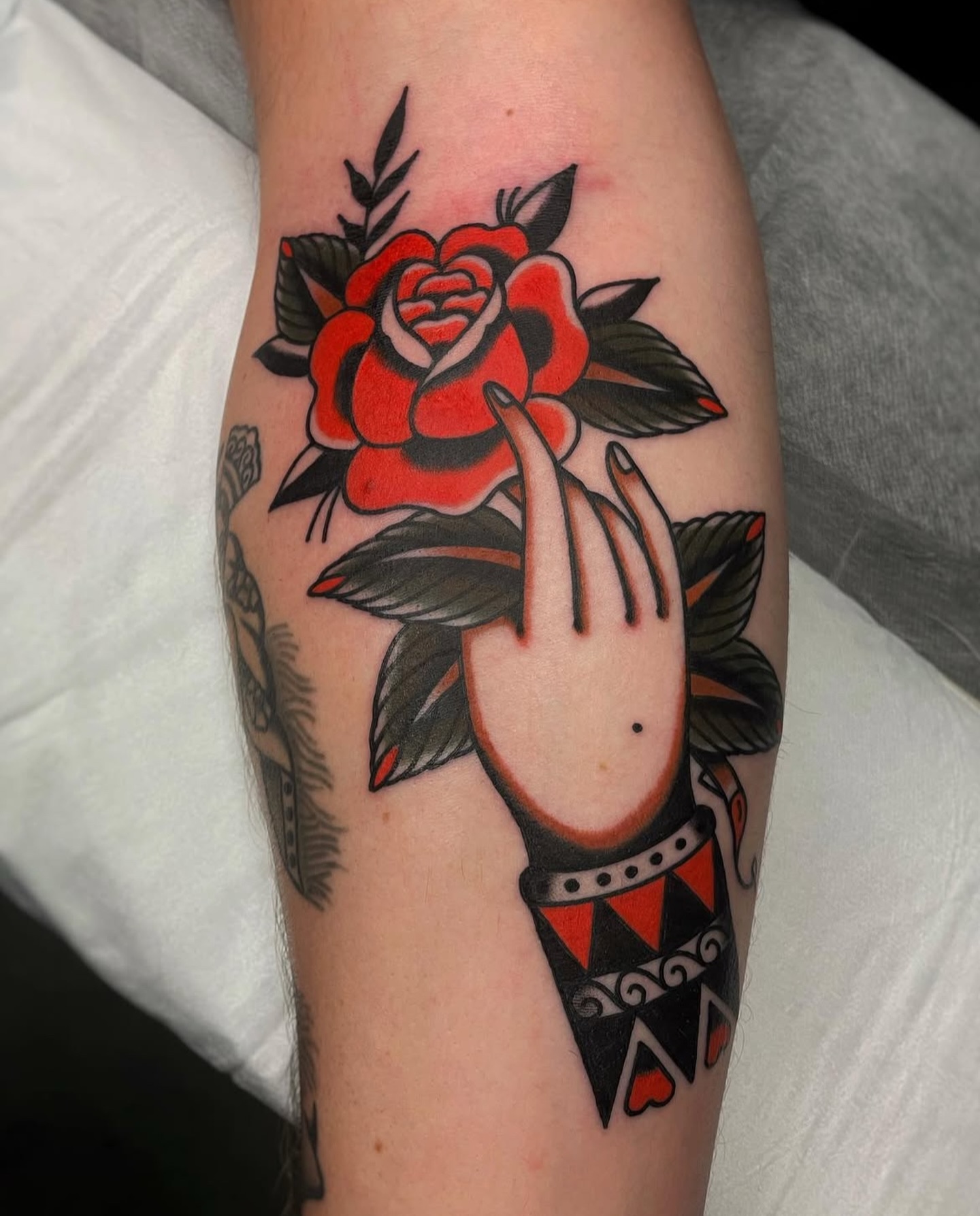 Jake’s given us a rose and painted it red - how festive! Head over to @jake.guad to catch some of his flash pieces
.
.
.
.
.
.
.
.
.
.
.
.
#perthtattoo #traditionaltattoo #neotrad #tattooflash #rosetattoo