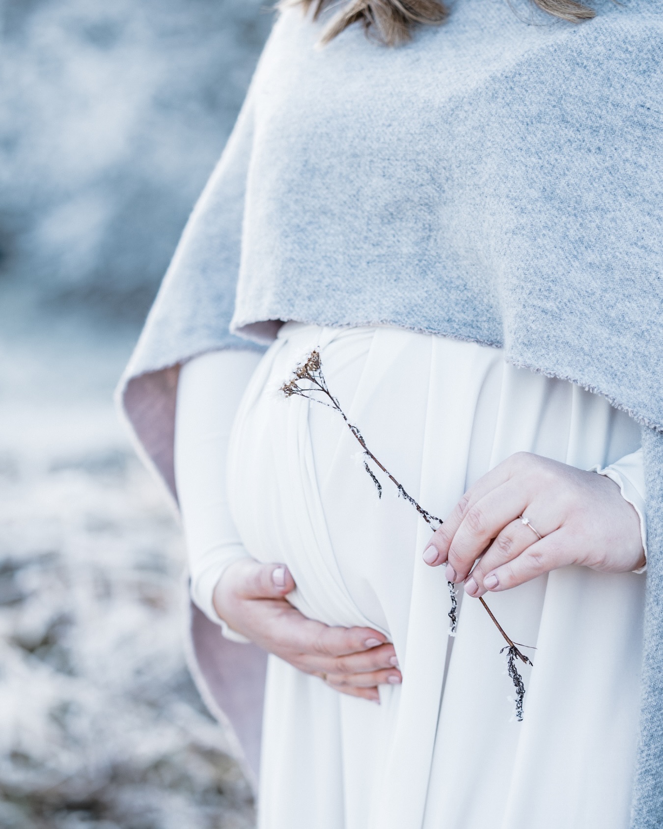 Heute Morgen bin ich ins Atelier gefahren und es sah einfach so wunderschön aus. Ein knallroter Sonnenaufgang und alles so schön gefroren. Für mich eine der schönsten Zeiten Outdoor Bilder zu machen. Und ja man muss ein bisschen früh aufstehen, aber ich glaub es ist alles noch vertretbar. 😅
Es sind ganz besondere und magische Bilder und die Zeit ist total kurz, an dem man diesen sauber einfangen kann.
Also wenn du genau solche schönen Bilder mit dieser tollen mystischen Atmosphäre möchtest, melde dich bitte ganz schnell bei mir. Dann finden wir Sicherheit einen Termin für dich.
www.Fotoatelier-juli .de