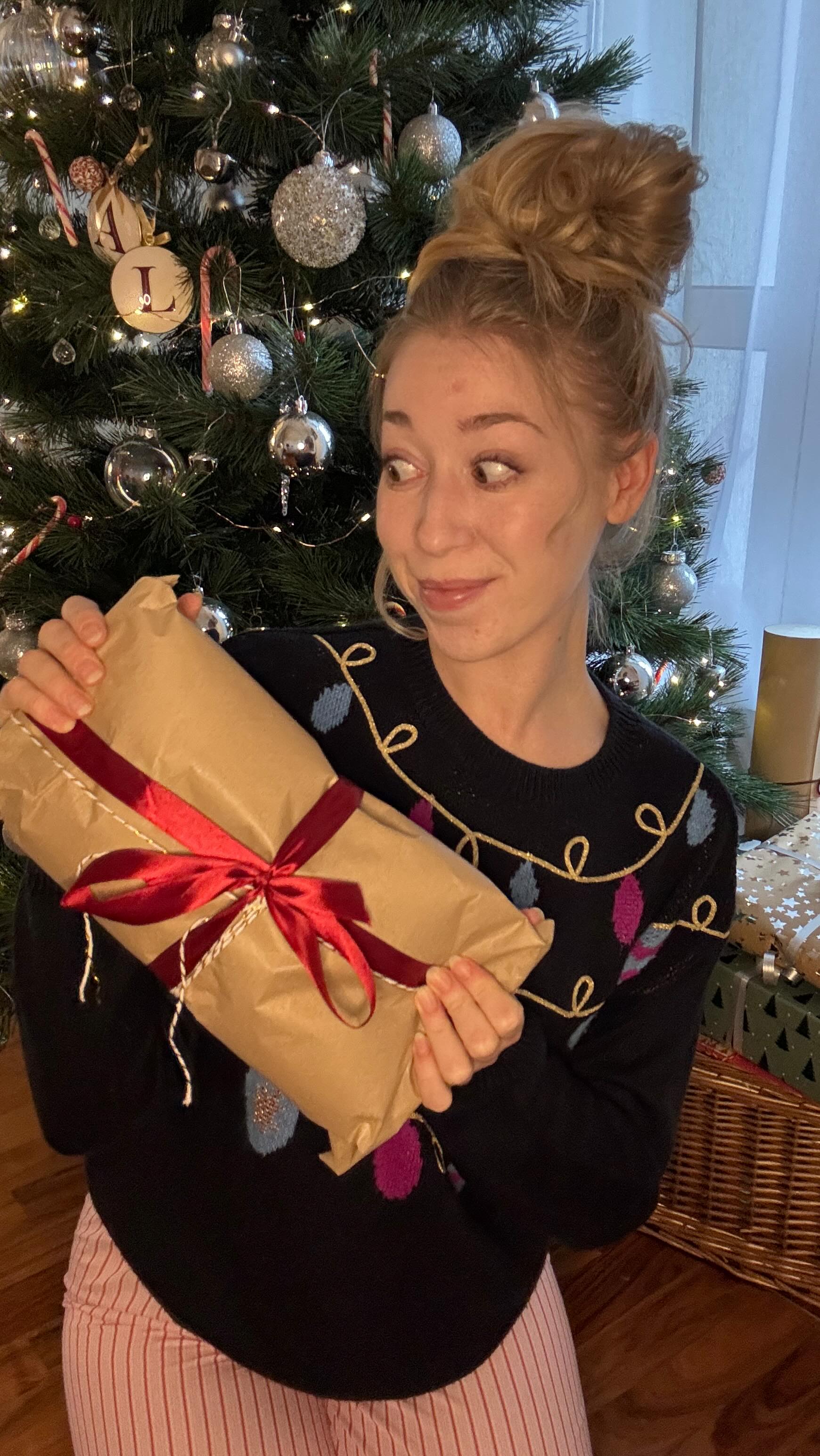 Is this you today? 😂 Happy Christmas, wishing you a joyous day filled with love and that all your presents be yarn! 🎄❤️
The funniest thing is that I chose a random present off the pile to film this with, and when I opened it this morning… it was the only present that WAS YARN 🤣
#knitting #christmasknitting