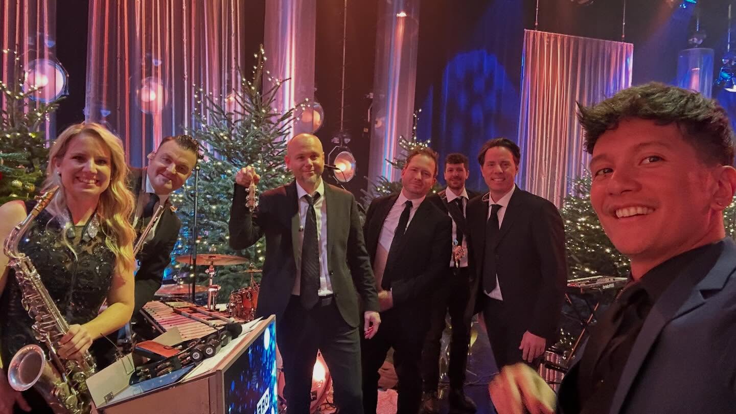 🎄 Live on ORF 2: Christmas vibes with the ORF Allstars Band! ✨🎶
#ORF2 #LiveOnORF #ORFAllstarsBand #christmas