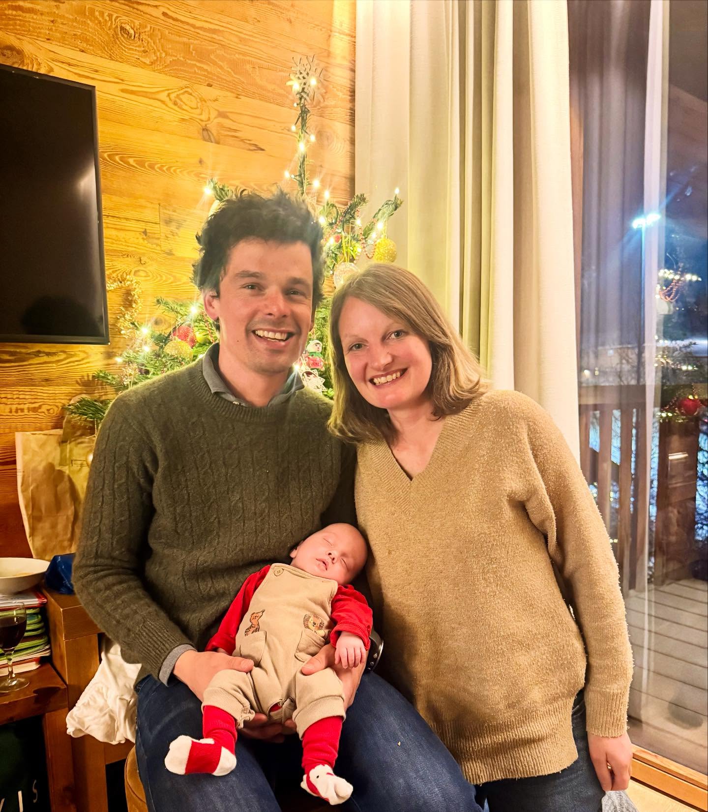 Merry Christmas from the Bergère team (including our newest member)! 🎄🍾❄️
-
Looks like Père Noël saved us some Christmas pow too ❄️❄️❄️ ➡️ ➡️➡️
#whitechristmas❄️ #chaletholiday #skiholidays⛷☀️