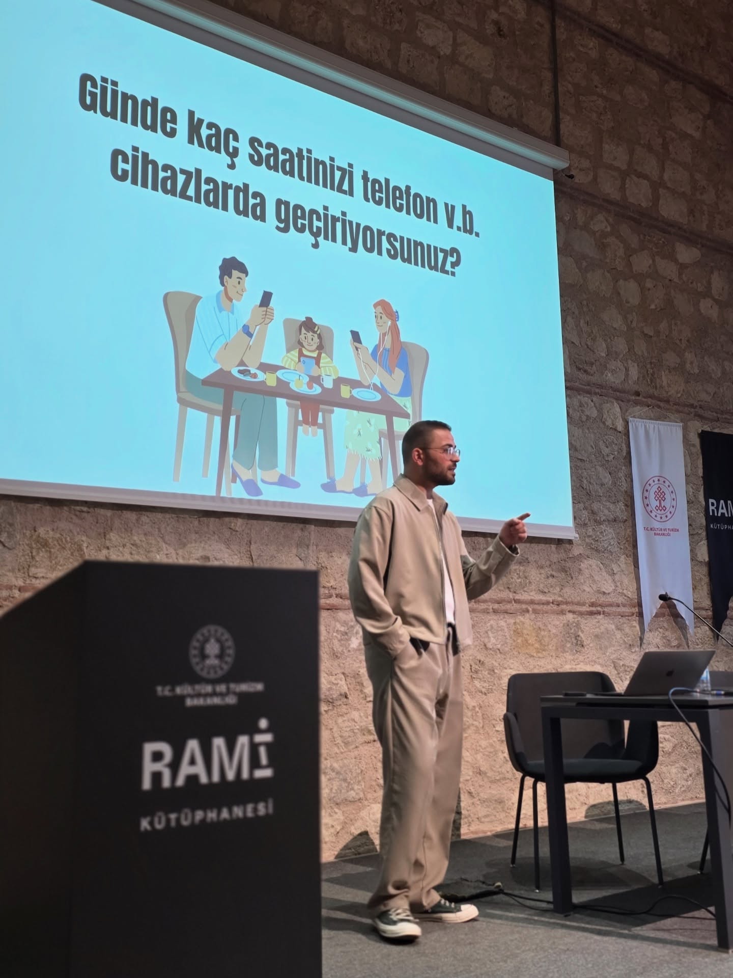 16.12.25-Rami Kütüphanesi
Mesleğe ilk başladığım yıllarda açılmıştı Rami Kütüphanesi. O dönem alandan sevip saydığım hocalarım bir bir bu sahneden kareler paylaşmaya, bildiklerini anlatmak için düzenlenen söyleşilere konuşmacı olarak katılmaya başlamıştı. O dönemlerden bu yana aklımda yer edinmiş, "bir gün Rami'de seminer yapmak istiyorum." demiştim. 2025'in sonlarına yaklaşırken beklediğim o an geldi...
Benim için unutulmaz değerli bir sahneyi, birkaç kareyle sizinle de paylaşmak istedim. Güzel davetleri ve misafirperver yaklaşımları için @ramikutuphanesi ekibine ve tabii ki çok sevgili merkezimiz @vitaakademipsikoloji 'ye teşekkürlerimi iletiyorum. 2026'ya sayılı gün kalmışken "daha nicelerine..." diyerek satırlarımı noktalıyorum. Sağlıkla görüşmek üzere 🍀