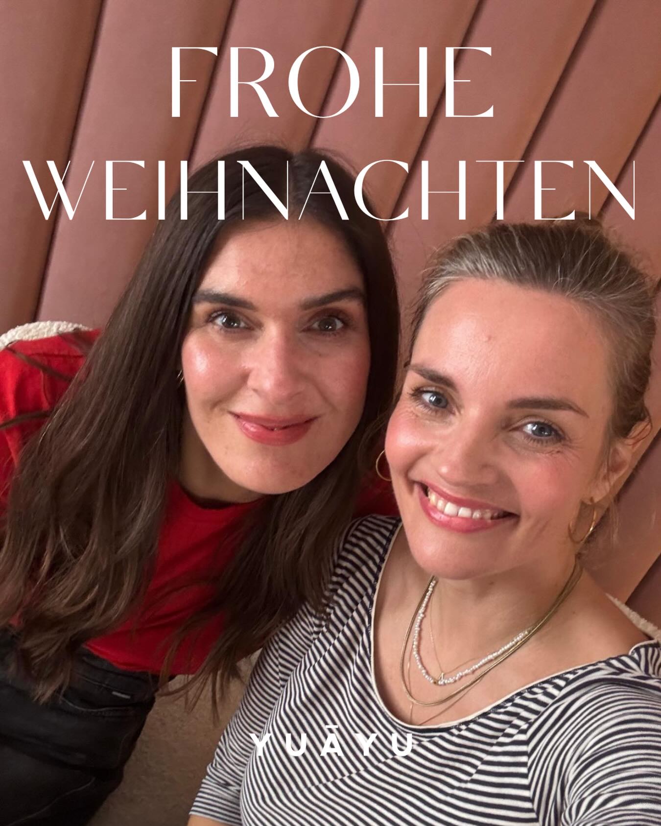 RAUHNÄCHTE – Mach dich bereit
Heute Abend feiern die Meisten von uns mit ihren Lieben und wir wünschen euch von Herzen ein paar friedliche und besinnliche Stunden und festliche Momente. 🎄
Morgen beginnen wir gemeinsam die Rauhnächte — zwölf magische Nächte zwischen dem alten und dem neuen Jahr. Wir begehen sie dieses Jahr zum ersten Mal gemeinsam auf Instagram: eine Nacht, ein Innehalten, ein kleines Räucherritual oder eine Intention, die dich begleiten darf. Traditionell werden die Nächte genutzt, um Räume und Herz zu reinigen, Träume zu beobachten und Altes bewusst loszulassen, damit Neues beginnen kann.
Wie du unsere Ambient-Mischungen einsetzen kannst
Ambient No. 1 (Vata) gibt Ruhe und Erdung, Ambient No. 2 (Pitta) kühlt und harmonisiert, Ambient No. 3 (Kapha) belebt und klärt. Abends, bevor du zu Bett gehst, zünde eine kleine Menge in deinem Stövchen an oder verwende ein Räuchersieb. Geh behutsam durch die Räume oder setze dir eine kurze Intention. Bitte lüfte danach gut.
Wenn du mitmachst, kommentiere mit einem 🌕 oder dem Emoji, das zu deiner Absicht passt — wir teilen eure Stories.
(Disclaimer: Nicht für Menschen mit Atemwegserkrankungen geeignet. Vorsicht bei Haustieren.) #froheweihnachten #yuayu #rauhnächte