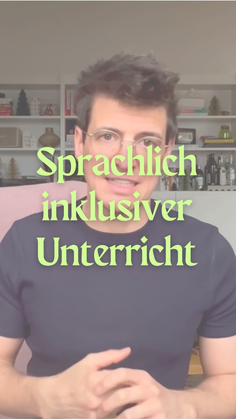 Wie kann Unterricht für alle Sprachen offen gestaltet werden?
Ein sprachlich inklusiver Unterricht braucht keine Beliebigkeit, sondern Klarheit.
Eine zentrale Leitfrage ist: Geht es gerade um Verstehen oder um Mitteilen?
Beim Verstehen dürfen Schüler*innen alle ihre Sprachen nutzen. Das gilt besonders für Gruppenarbeit, Diskussionen, Recherchen und Notizen. Gerade bei komplexen Inhalten wird Verstehen so erleichtert, weil es nicht künstlich auf eine Sprache begrenzt wird.
Beim Mitteilen, etwa bei Präsentationen oder schriftlichen Ergebnissen, steht die Zielsprache im Mittelpunkt. Wichtig ist dabei gezielte Unterstützung durch Wortlisten, Satzanfänge oder Modelltexte, damit fachlich korrektes Mitteilen möglich wird.
Sprachlich offener Unterricht bedeutet also bewusste didaktische Entscheidungen darüber, wofür Sprache in einer bestimmten Phase gebraucht wird.
Welche Erfahrungen habt ihr mit mehrsprachigem Unterricht gemacht?
Carnevale, C., & Wojnesitz, A. (2014). Sprachsensibler Fachunterricht in der Sekundarstufe. Grundlagen - Methoden - Praxisbeispiele. Österreichisches Sprachen-Kompetenz-Zentrum. https://www.oesz.at/sprachsensiblerunterricht/UPLOAD/Praxisreihe_23web.pdf
Weger, D. (2024). Professionelle Handlungskompetenz für mehrsprachig-sprachbewussten Unterricht entwickeln. Waxmann. https://doi.org/10.31244/9783830999041
Widhalm, C., & Pokitsch, D. (2025). Translanguaging - Mehrsprachigkeit in jedem Unterricht nutzen. Österreichisches Sprachen-Kompetenz-Zentrum. https://www.oesz.at/fileadmin/user_upload/Translanguaging_Mehrsprachigkeit_in_jedem_Unterricht_nutzen.pdf
#mehrsprachigkeit #sprachsensiblerUnterricht #unterrichtspraxis #inklusion #bildungsgerechtigkeit