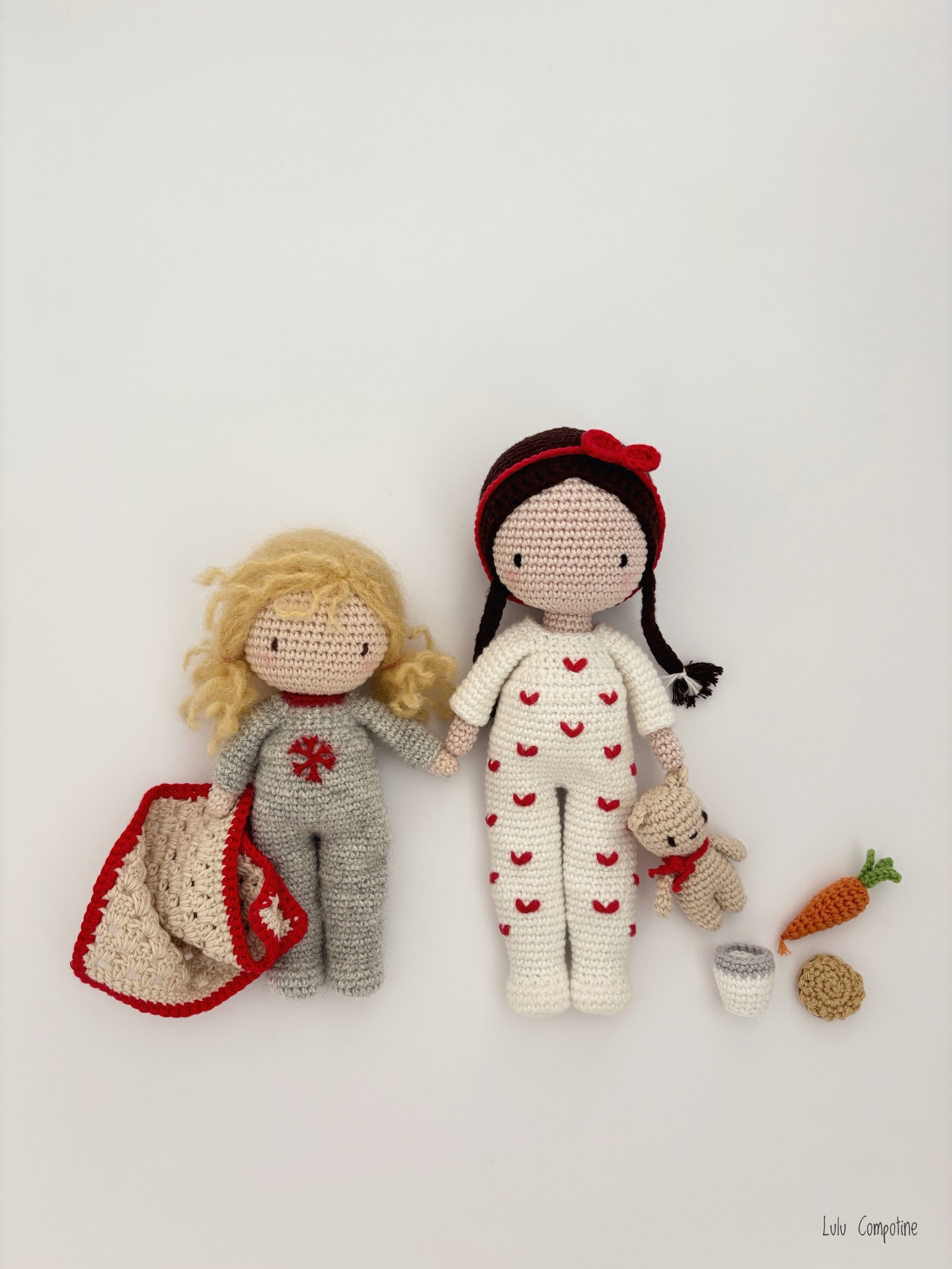L’impatience est à son comble 🎄✨
Romy et Lulu ont glissé leurs chaussons au pied du sapin et n’ont qu’une hâte, découvrir tous les beaux joujoux qui les font rêver !
✨Je vous souhaite à toutes et à tous un doux réveillon et un joyeux Noël entouré de ceux que vous aimez ❤️
Poupées Romy #lulucompotine et Lulu @les_editions_de_saxe
#christmascrochet #crochetnoël #poupeecrochet #crochetdolls