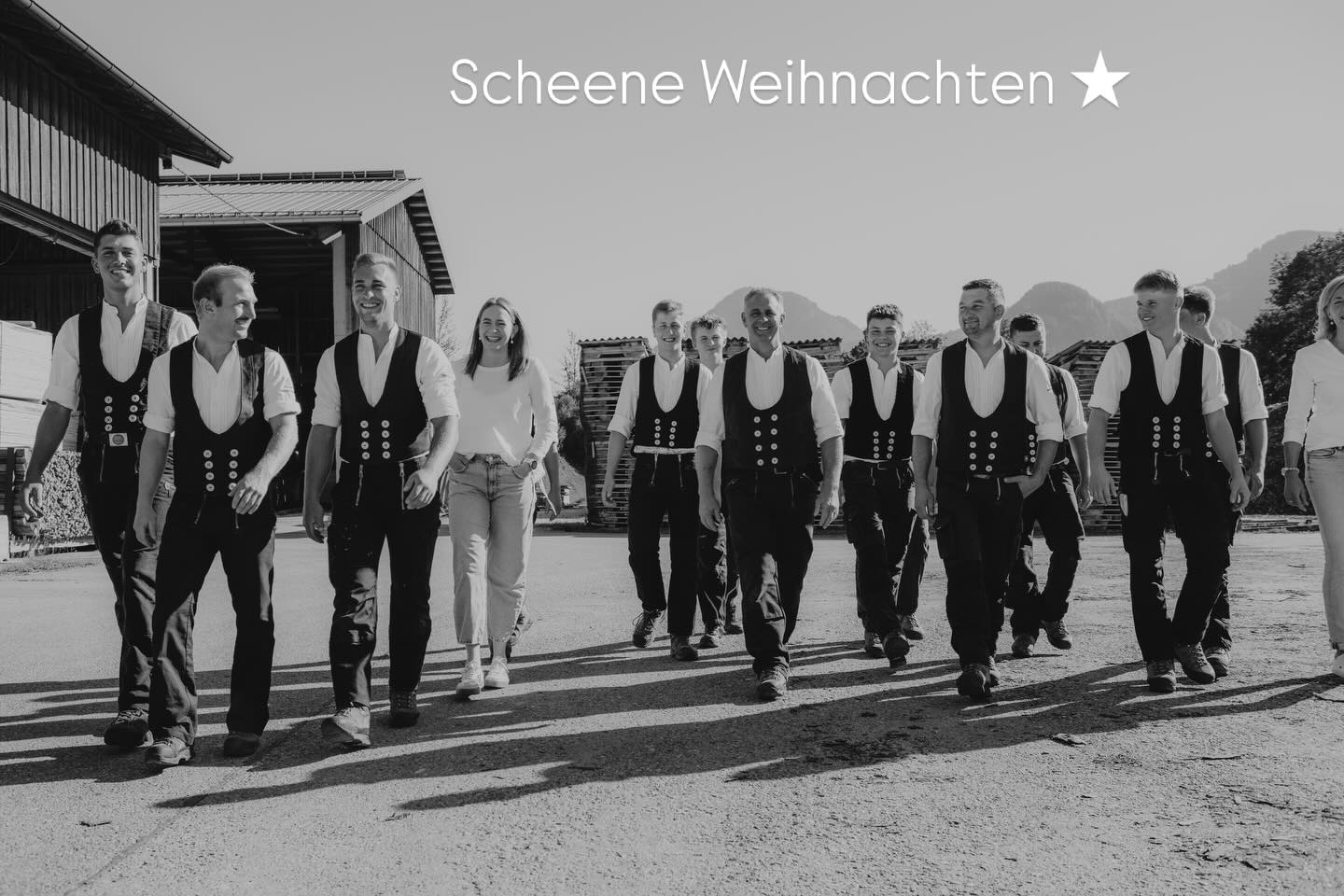 Das Jahr neigt sich dem Ende zu – für uns der perfekte Moment, DANKE zu sagen✨
Danke an das gesamte Team der Zimmerei Niederthanner für euren täglichen Einsatz und den starken Zusammenhalt🫶🏽
Ohne euch wäre das alles nicht möglich gewesen.
Wir sind stolz auf das, was wir gemeinsam erreicht haben & freuen uns auf das neue Jahr.
Wir verabschieden uns in den Betriebsurlaub und sind ab 12. Januar wieder für euch da.🏠⚒️
Eure Niederthanners
@unikat.fotografie
#betriebsurlaub #wohlverdient #bestesteam #starkerzusammenhalt #zimmereiniederthanner