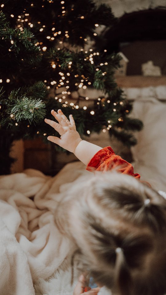 Quand les souvenirs se suspendent au sapin... ✨
Nous avons imaginé ces mini séances de Noël comme un moment à vivre, plus qu’une simple photographie.
Deux décors, une lumière douce, des gestes délicats…
Chaque enfant est reparti avec une boule de Noël personnalisée, façonnée à la main,
un objet précieux qui, année après année, retrouvera sa place sur le sapin. 🌲
Et chaque hiver, en la redécouvrant, ce sera un moment de vie partagé qui revivra,
une émotion qui renaît, un souvenir intact qui murmure : « tu te souviens ? »
Merci infiniment aux familles qui nous ont fait confiance,
merci pour ces parenthèses de douceur et pour la place que vous nous avez laissée dans votre histoire.
Joyeux Noël 🎄