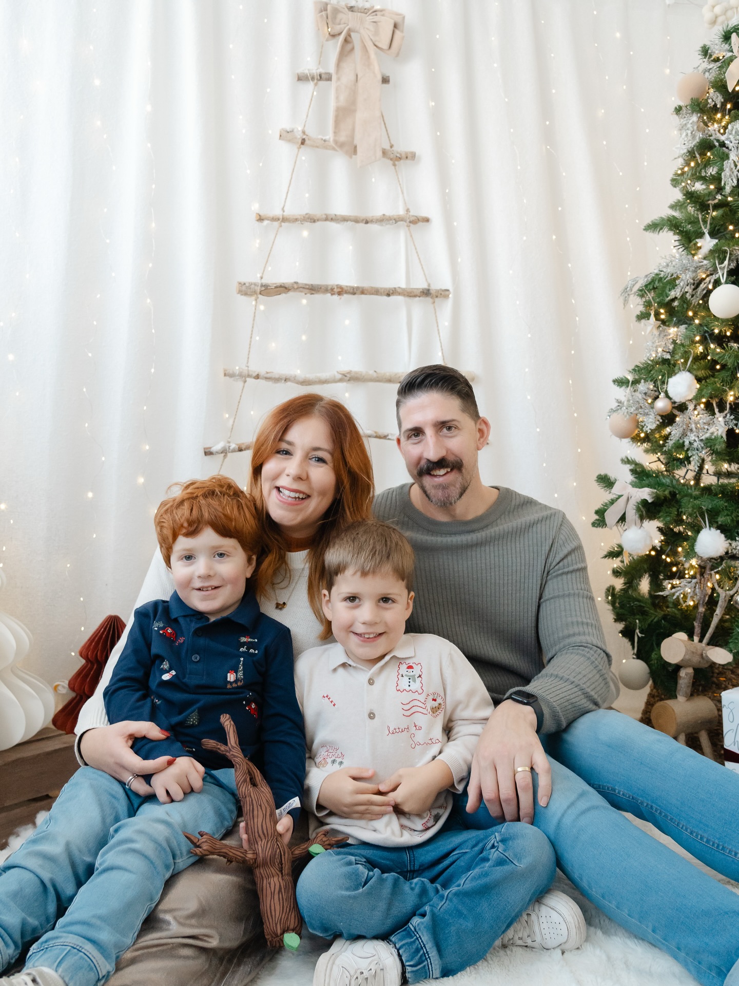 Merry Christmas from The Crocketts✨
.
I hope you’re having a gorgeous day whatever you’re up to full of Christmas magic and fizz! 🍾🥂
.
Thank you Queen @kerriepalmerphotography for the annual family pic! 🤍📸