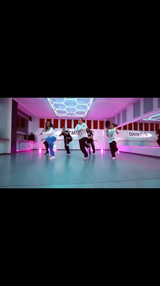 Mit Stolz und einem Lächeln schauen wir zurück auf ein erfolgreiches Jahr ✨
Dieses Jahr war laut & intensiv, voller Wachstum & Leidenschaft 🖤
Ein großes Dankeschön an unsere Coaches, Tänzerinnen & Tänzer und natürlich an unsere gesamte Community 🔥. Auch im neuen Jahr könnt ihr euch auf einiges gefasst machen, seid gespannt und kommt gut ins neue Jahr!
*
🧠: @_itsamemimi_
<<<<<<<<>>>>>>>>
#hiphopdance #dancerslife #rytmiko #stuttgart