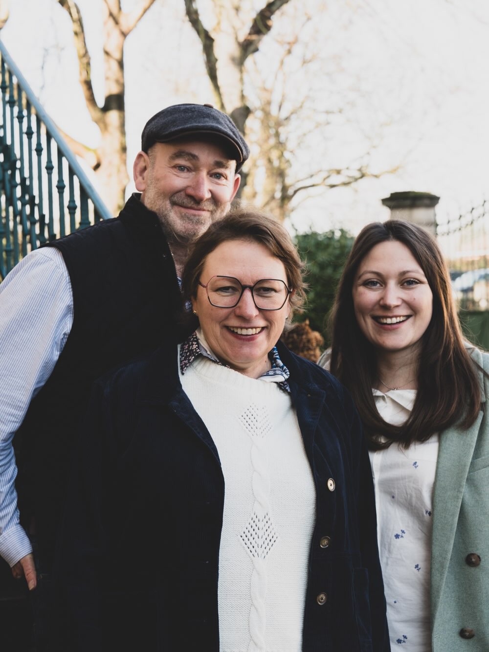 Une nouvelle année qui se clôture à la Maison Billard ! 2025 aura été riche d’enseignements et de défis et à l’heure de retrouver familles et amis et de fermer quelques jours, nous souhaitions prendre le temps de remercier nos clients, les vigneronnes et vignerons, nos partenaires, et bien sûr notre équipe pour son engagement au quotidien.
Très belles fêtes à toutes et tous, à l’année prochaine ! ✨
📸 @_leboncliche
#maisonbillard #marchanddevin #denicheurdevin
#agentdevignerons