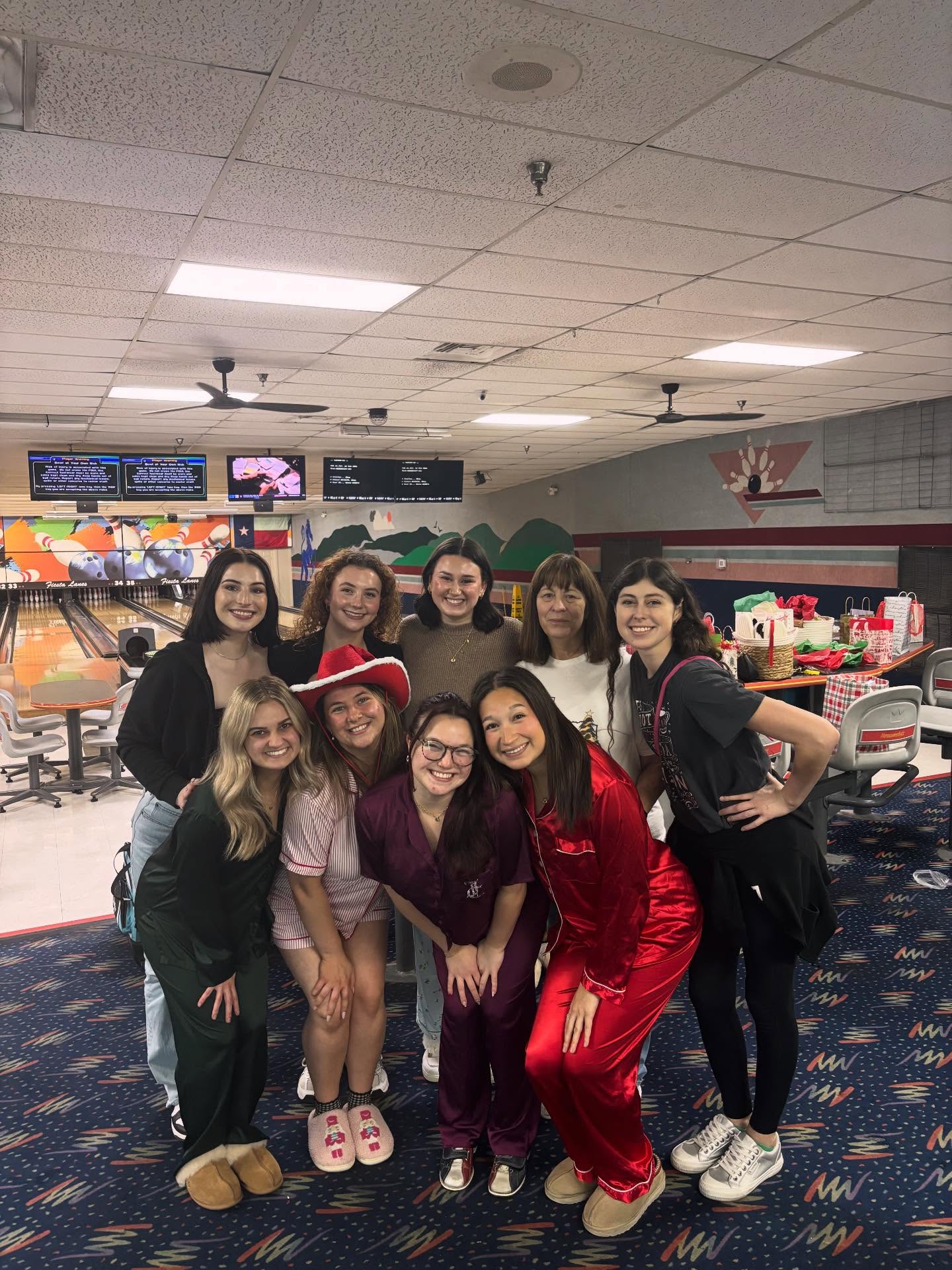 Staff Christmas Party🎄🎅
What a joy it is to spend time with this wonderful group of ladies❤️
If you’re curious, Nancy kicked all our butts in bowling